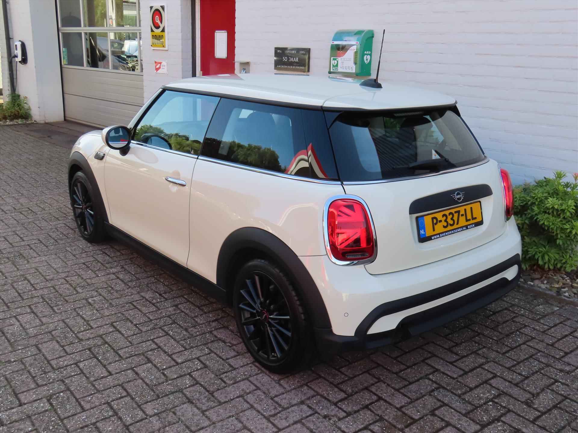 Mini Mini 3-Deurs (f56) 1.5 102pk Aut One Business Edition/ Navigatie/ Half lederen bekleding/ John Cooper Works velgen/ Parkeersensoren/ DAB/ 1 Eigenaar/ Origineel NL/ NAP - 5/40