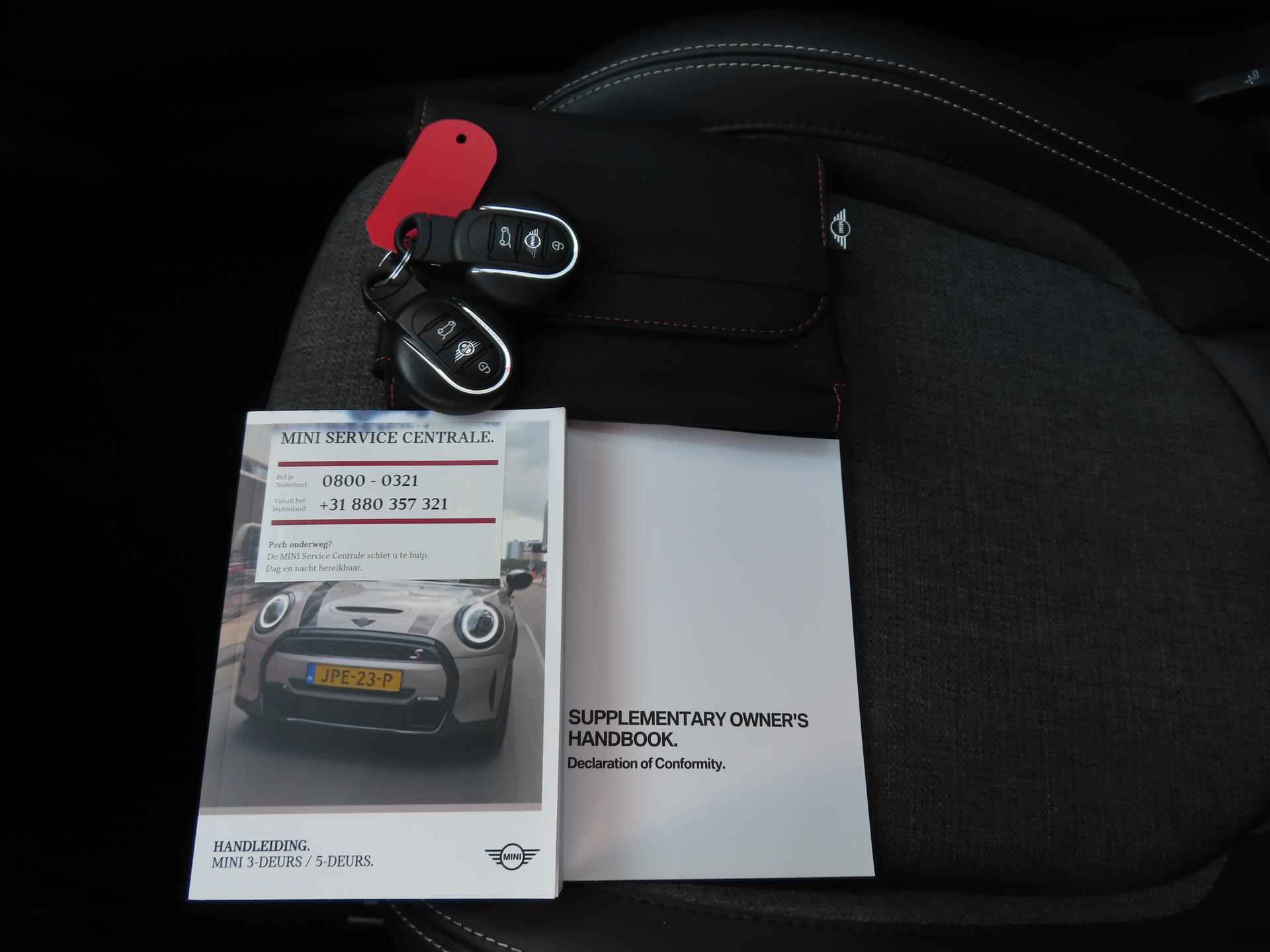 Mini Mini 3-Deurs (f56) 1.5 102pk Aut One Business Edition/ Navigatie/ Half lederen bekleding/ John Cooper Works velgen/ Parkeersensoren/ DAB/ 1 Eigenaar/ Origineel NL/ NAP - 25/40