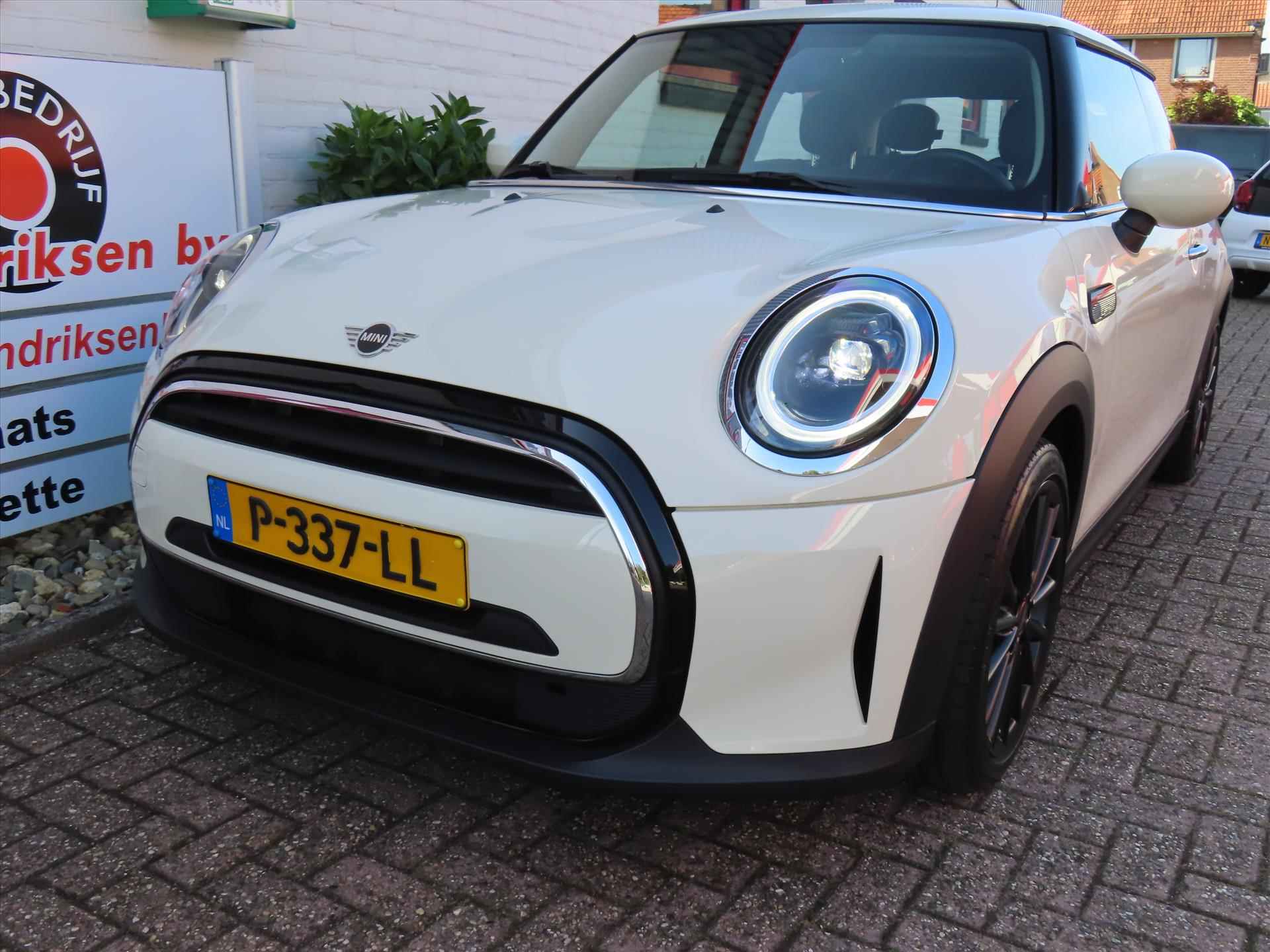 Mini Mini 3-Deurs (f56) 1.5 102pk Aut One Business Edition/ Navigatie/ Half lederen bekleding/ John Cooper Works velgen/ Parkeersensoren/ DAB/ 1 Eigenaar/ Origineel NL/ NAP - 32/40