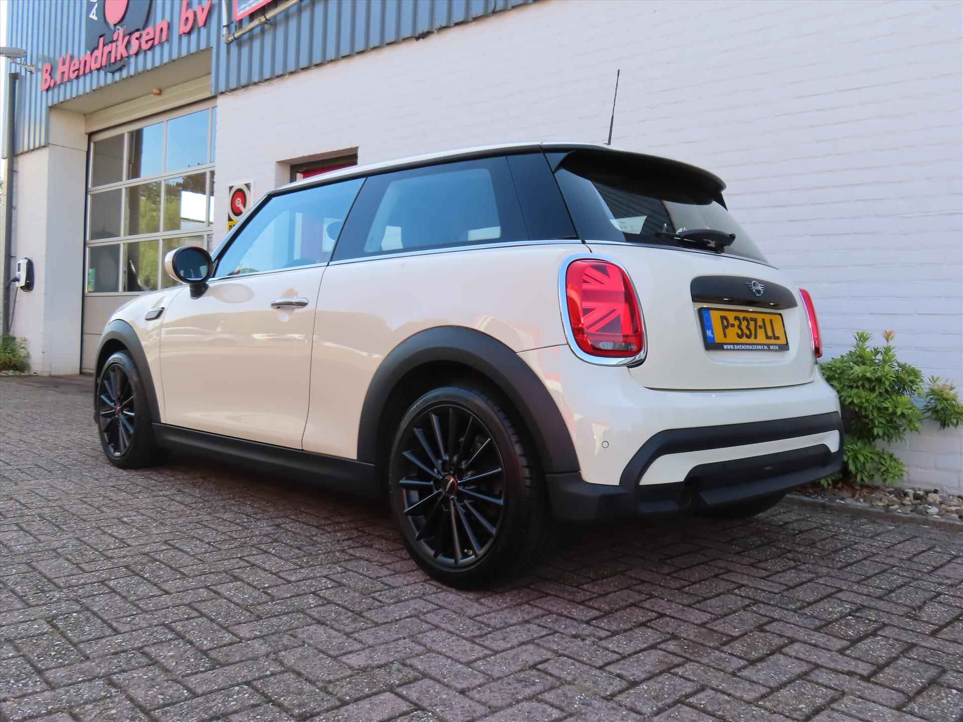 Mini Mini 3-Deurs (f56) 1.5 102pk Aut One Business Edition/ Navigatie/ Half lederen bekleding/ John Cooper Works velgen/ Parkeersensoren/ DAB/ 1 Eigenaar/ Origineel NL/ NAP - 38/40