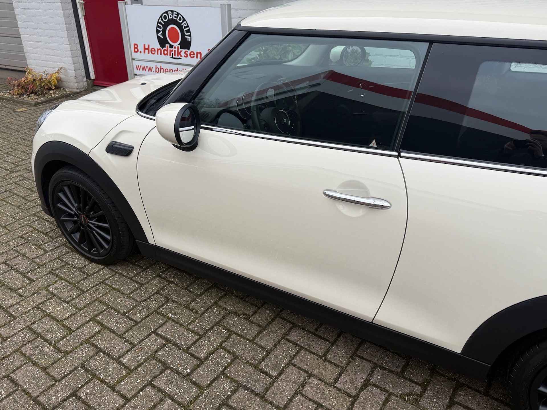 Mini Mini 3-Deurs (f56) 1.5 102pk Aut One Business Edition/ John Cooper Works velgen/ Navigatie/ Half lederen bekleding/ Parkeersensoren/ DAB/ 1 Eigenaar/ Origineel NL/ NAP - 35/39