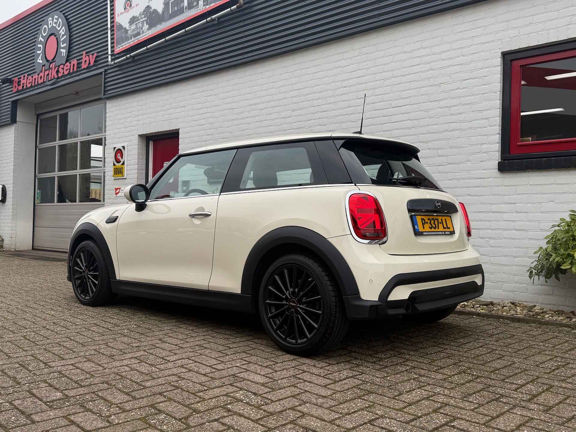 Mini Mini 3-Deurs (f56) 1.5 102pk Aut One Business Edition/ John Cooper Works velgen/ Navigatie/ Half lederen bekleding/ Parkeersensoren/ DAB/ 1 Eigenaar/ Origineel NL/ NAP - 37/39