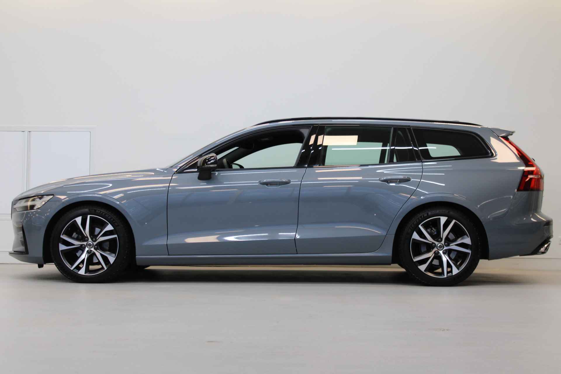 Volvo V60 B4 200PK R-Design | Pilot Assist | Camera | DAB | Keyless | Apple Car Pl | Stoelverw - 2/55