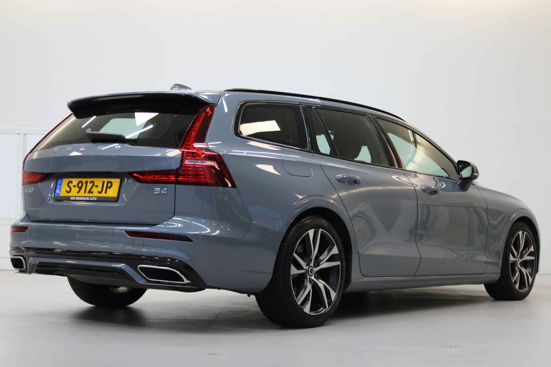 Volvo V60 B4 200PK R-Design | Pilot Assist | Camera | DAB | Keyless | Apple Car Pl | Stoelverw - 3/55