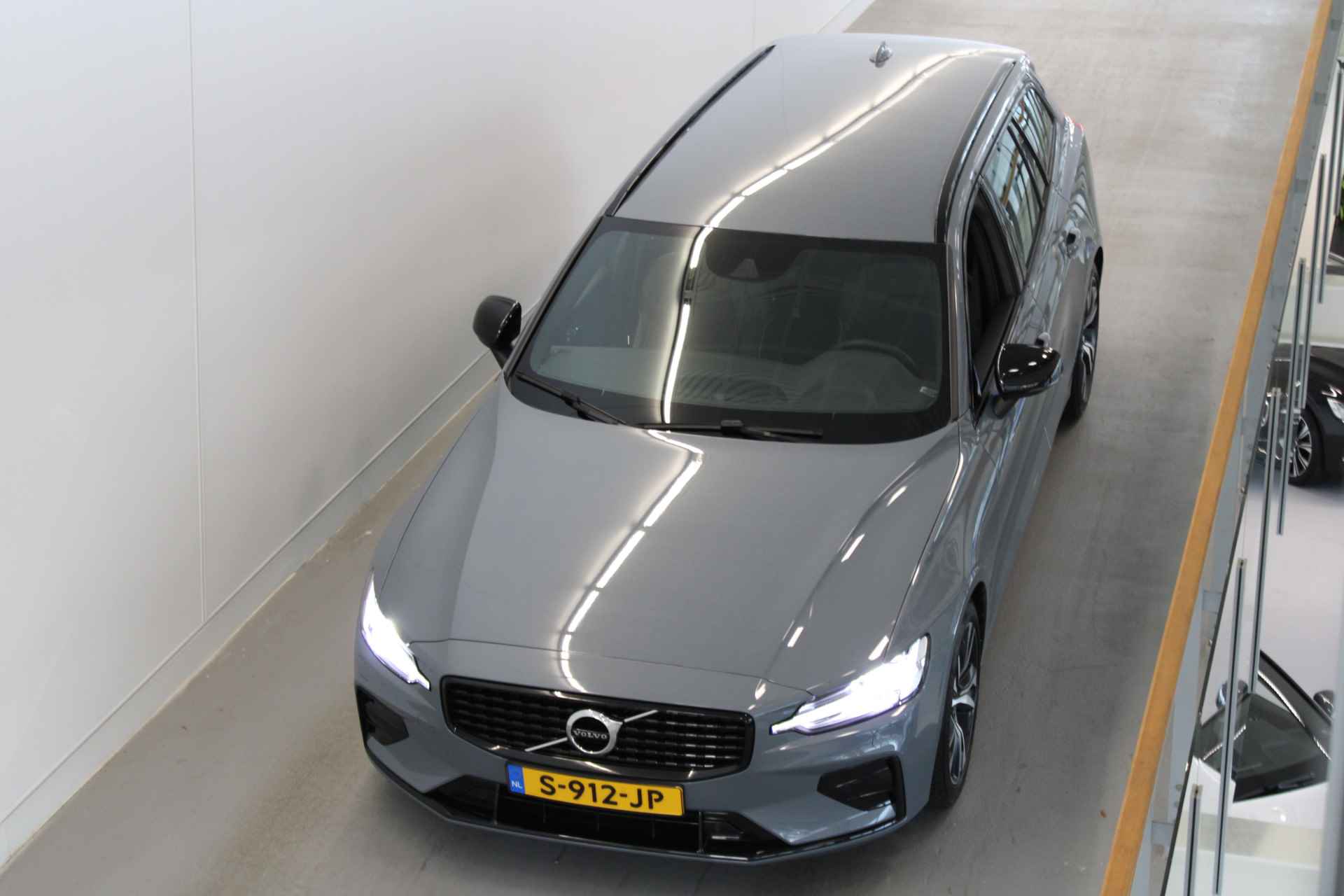 Volvo V60 B4 200PK R-Design | Pilot Assist | Camera | DAB | Keyless | Apple Car Pl | Stoelverw - 16/55