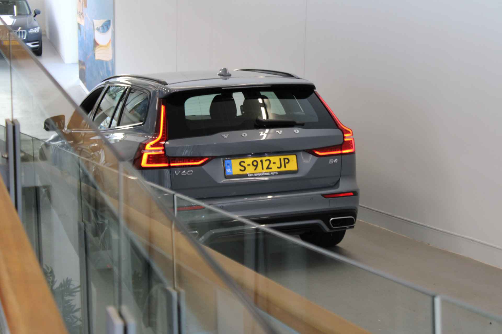 Volvo V60 B4 200PK R-Design | Pilot Assist | Camera | DAB | Keyless | Apple Car Pl | Stoelverw - 54/55