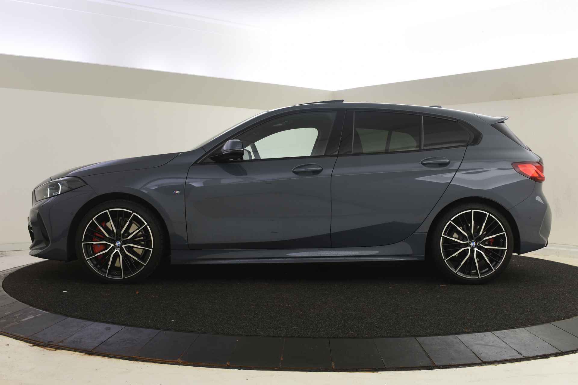 BMW 1-serie 118i High Executive M Sport Automaat / Panoramadak / M sportstoelen / Adaptieve LED / Active Cruise Control / Comfort Access / Head-Up - 4/55