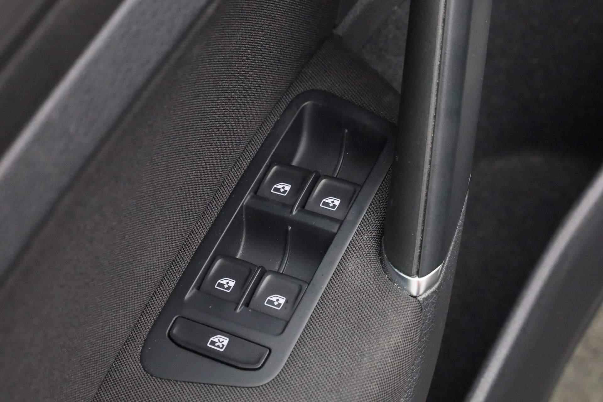 Volkswagen e-Golf 136PK | Navi | ACC | Parkeersensoren voor/achter | Clima - 23/40
