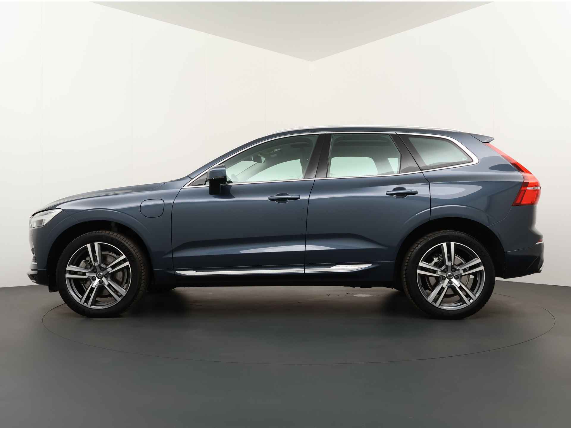 Volvo XC60 T6 AWD Inscription | Panoramisch schuif/kanteldak | Head-Up Display | Visual Park Assist (incl. 360˚ view) | Adaptieve cruise co | Elektrisch verstelbare stoelen incl. geheugen | Park Parkeerverwarming met timer | Stoel & stuurwielverwarming | Keyless Entry | - 4/29