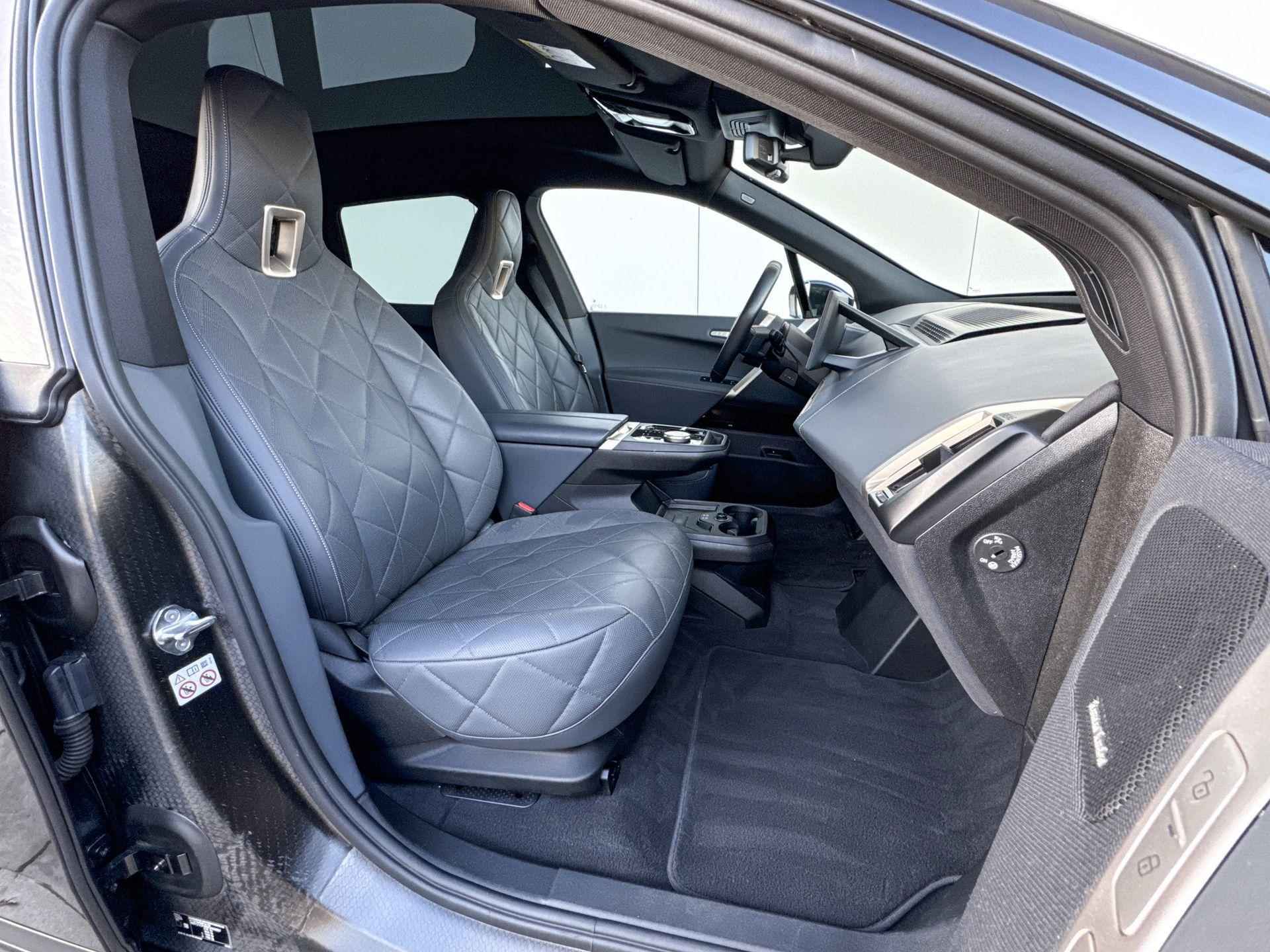 BMW iX xDrive50 High Executive Electrische Zwenkhaak / Comfort Acces / Skylounge / Getinte Ramen Achter / 4 Zone Airco / Stoelverwarming / Driving Assistant Prof / Parking Assistant Plus / Harman Kardon / Laser Light - 6/28