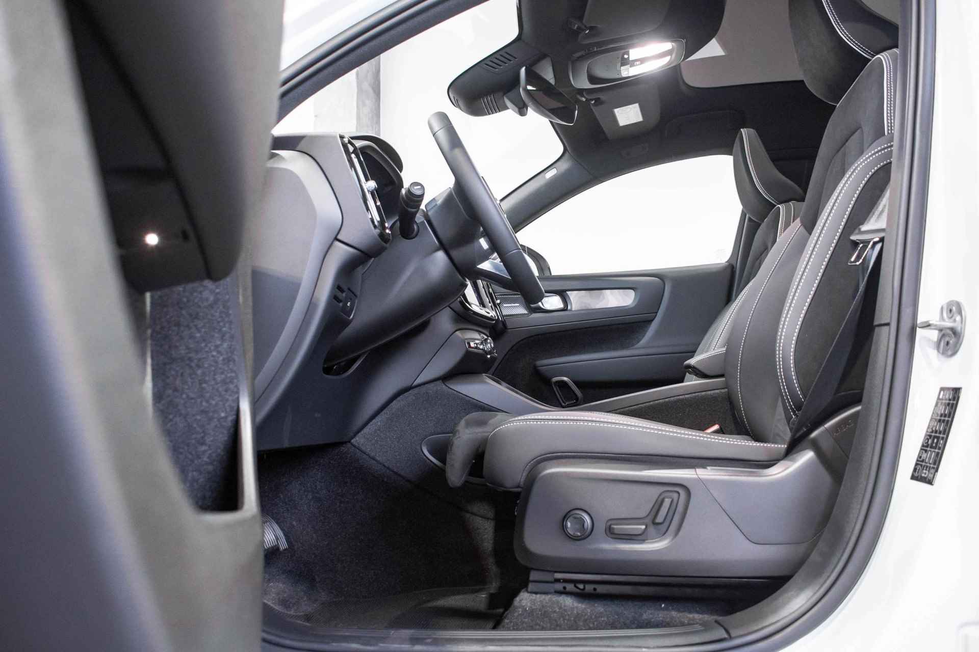 Volvo C40 Single Motor Extended Range Ultimate | Panoramadak | Premium Audio | Warmtepomp | Interieurvoorverwarming | 20"Lichtmetalen Velgen | Adaptieve Cruise Control | Elektrisch bedienbare voorstoelen - 13/34