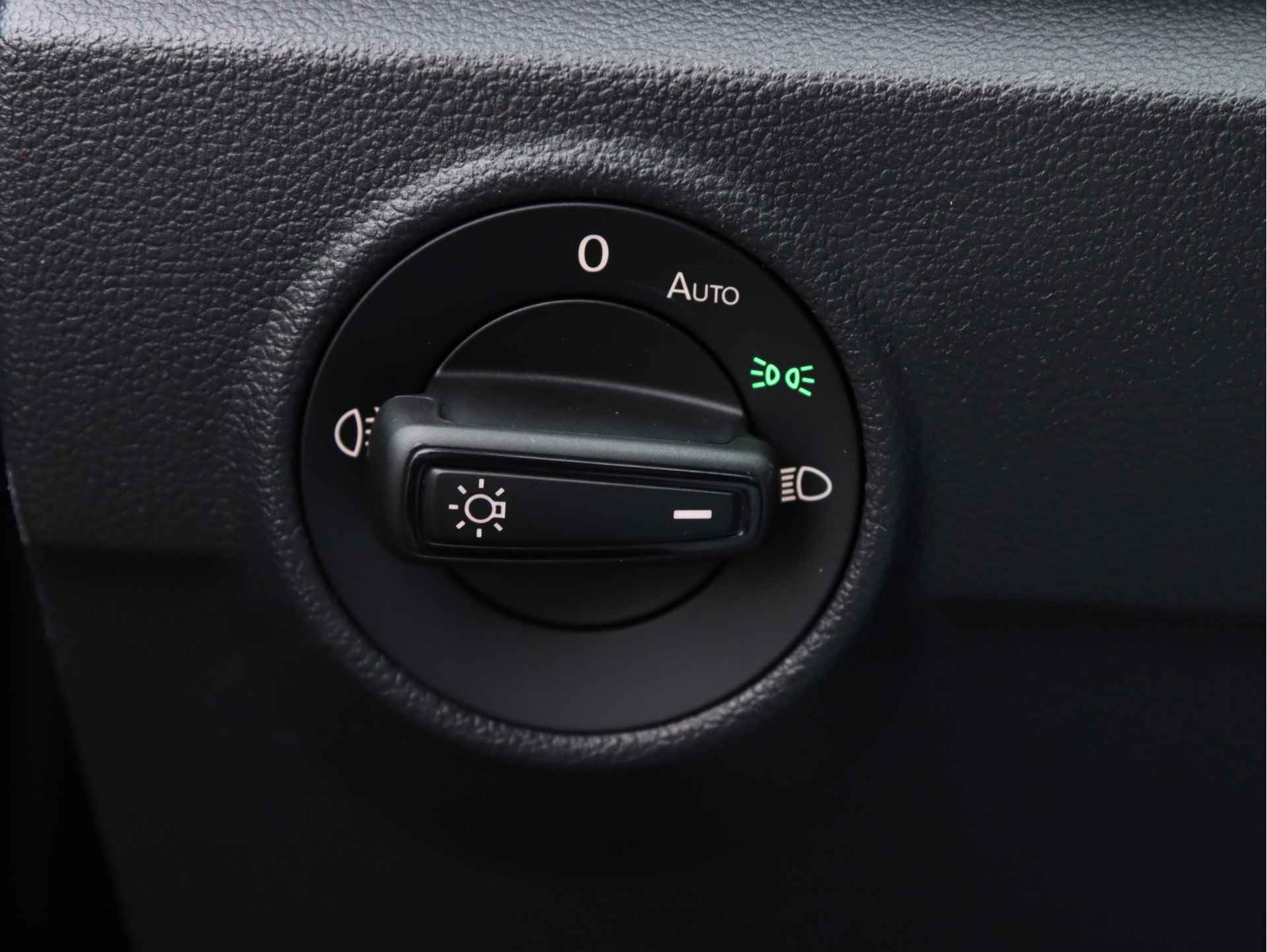 Volkswagen T-Roc 1.0 TSI Life Business 110pk | Navigatie | Stoelverwarming | 17" velgen | Achteruitrijcamera | - 28/34