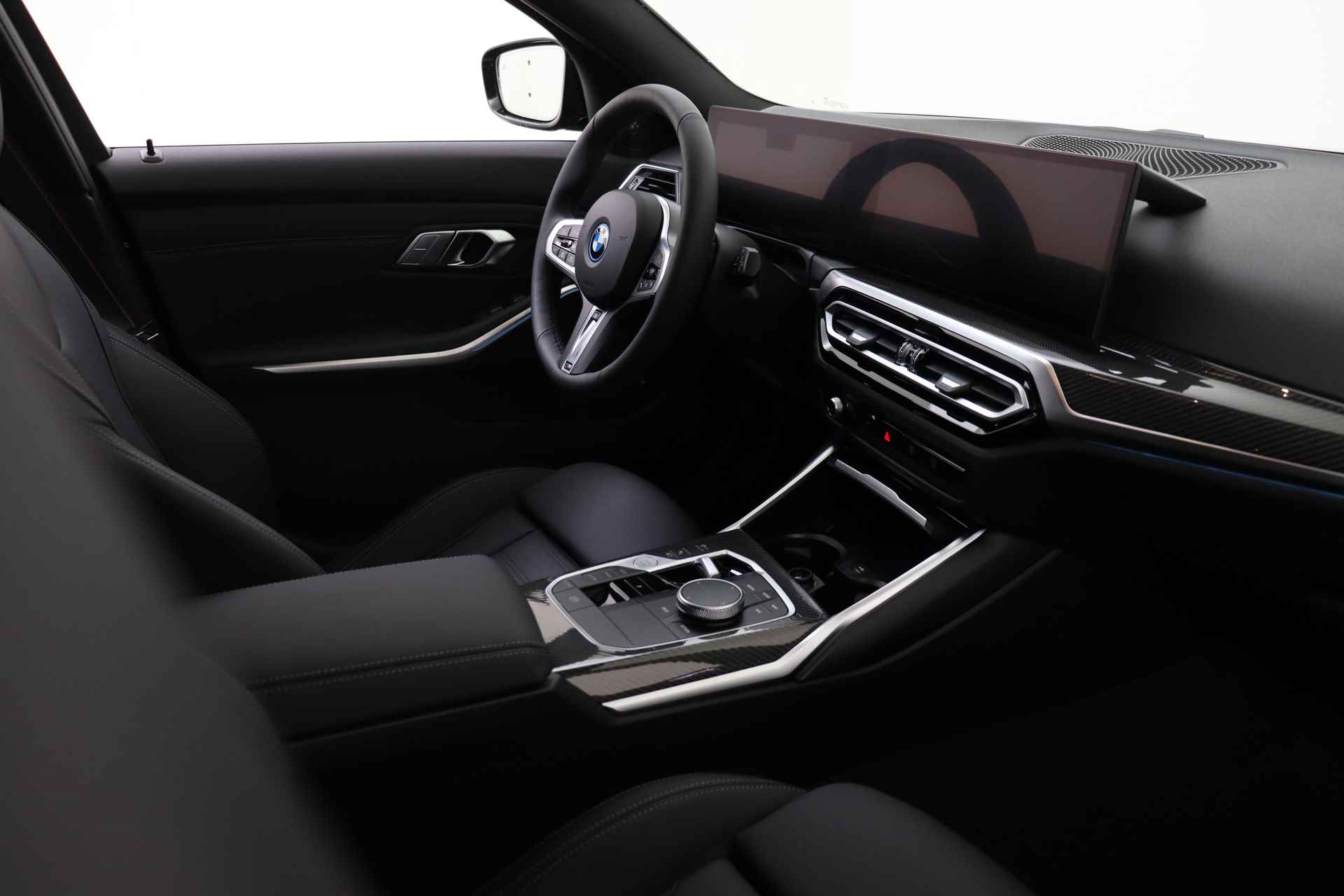 BMW 3 Serie Touring 330e xDrive High Executive M Sport Automaat / Panoramadak / Trekhaak / Sportstoelen / Adaptieve LED / Driving Assistant Professional / Parking Assistant - 18/60