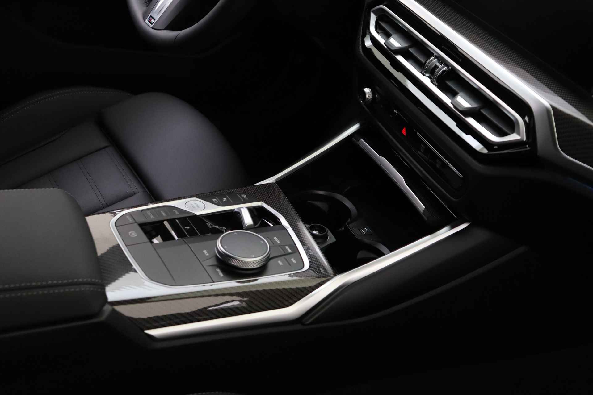 BMW 3 Serie Touring 330e xDrive High Executive M Sport Automaat / Panoramadak / Trekhaak / Sportstoelen / Adaptieve LED / Driving Assistant Professional / Parking Assistant - 19/60