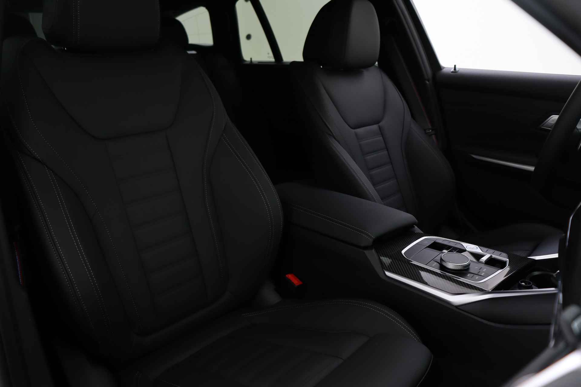 BMW 3 Serie Touring 330e xDrive High Executive M Sport Automaat / Panoramadak / Trekhaak / Sportstoelen / Adaptieve LED / Driving Assistant Professional / Parking Assistant - 21/60