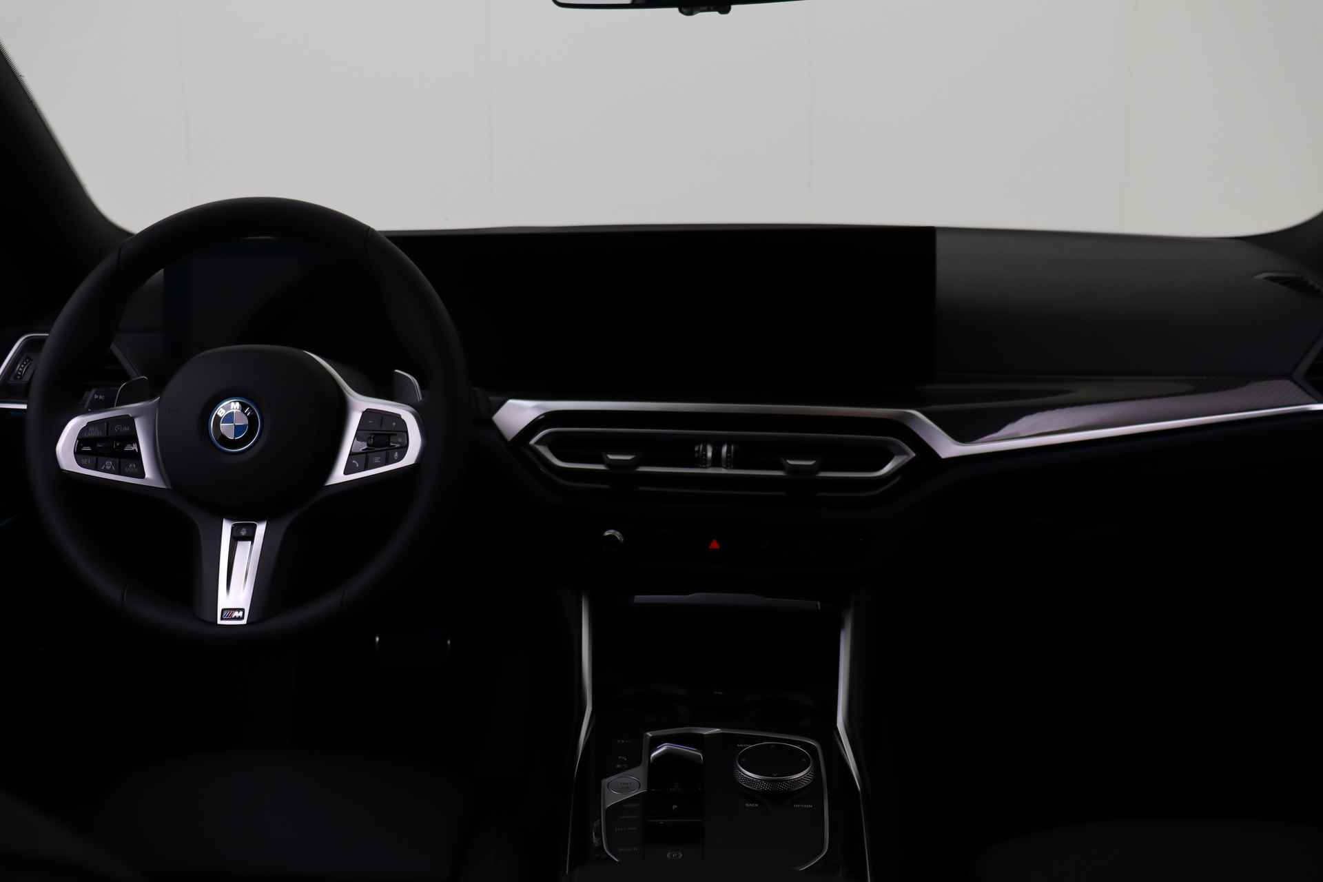 BMW 3 Serie Touring 330e xDrive High Executive M Sport Automaat / Panoramadak / Trekhaak / Sportstoelen / Adaptieve LED / Driving Assistant Professional / Parking Assistant - 25/60