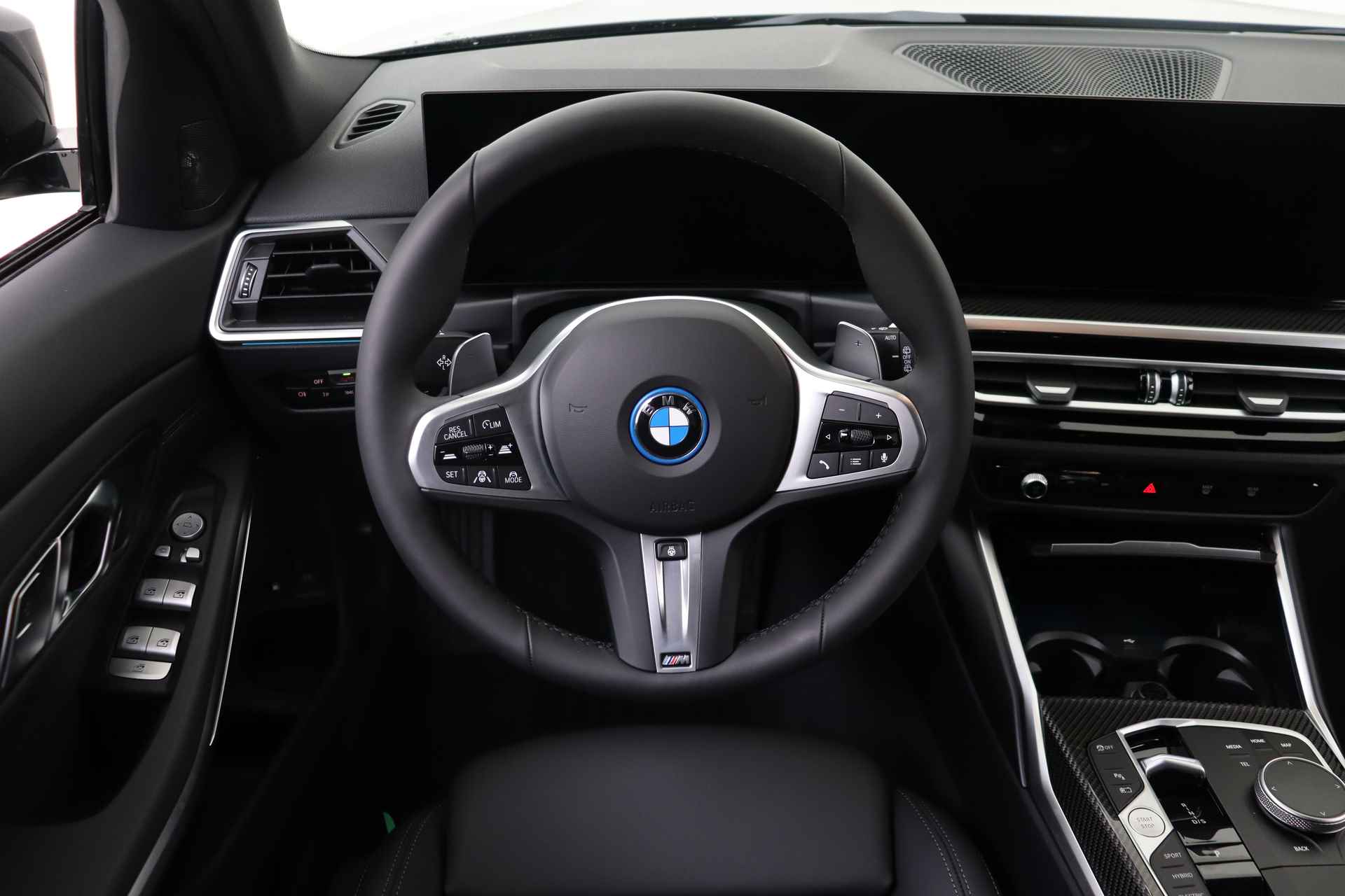 BMW 3 Serie Touring 330e xDrive High Executive M Sport Automaat / Panoramadak / Trekhaak / Sportstoelen / Adaptieve LED / Driving Assistant Professional / Parking Assistant - 26/60