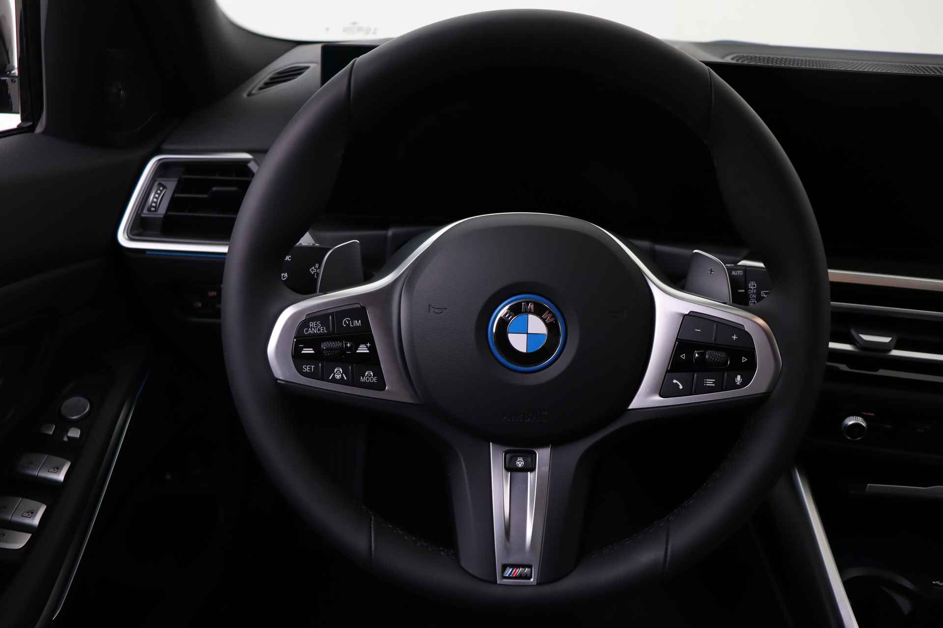 BMW 3 Serie Touring 330e xDrive High Executive M Sport Automaat / Panoramadak / Trekhaak / Sportstoelen / Adaptieve LED / Driving Assistant Professional / Parking Assistant - 27/60