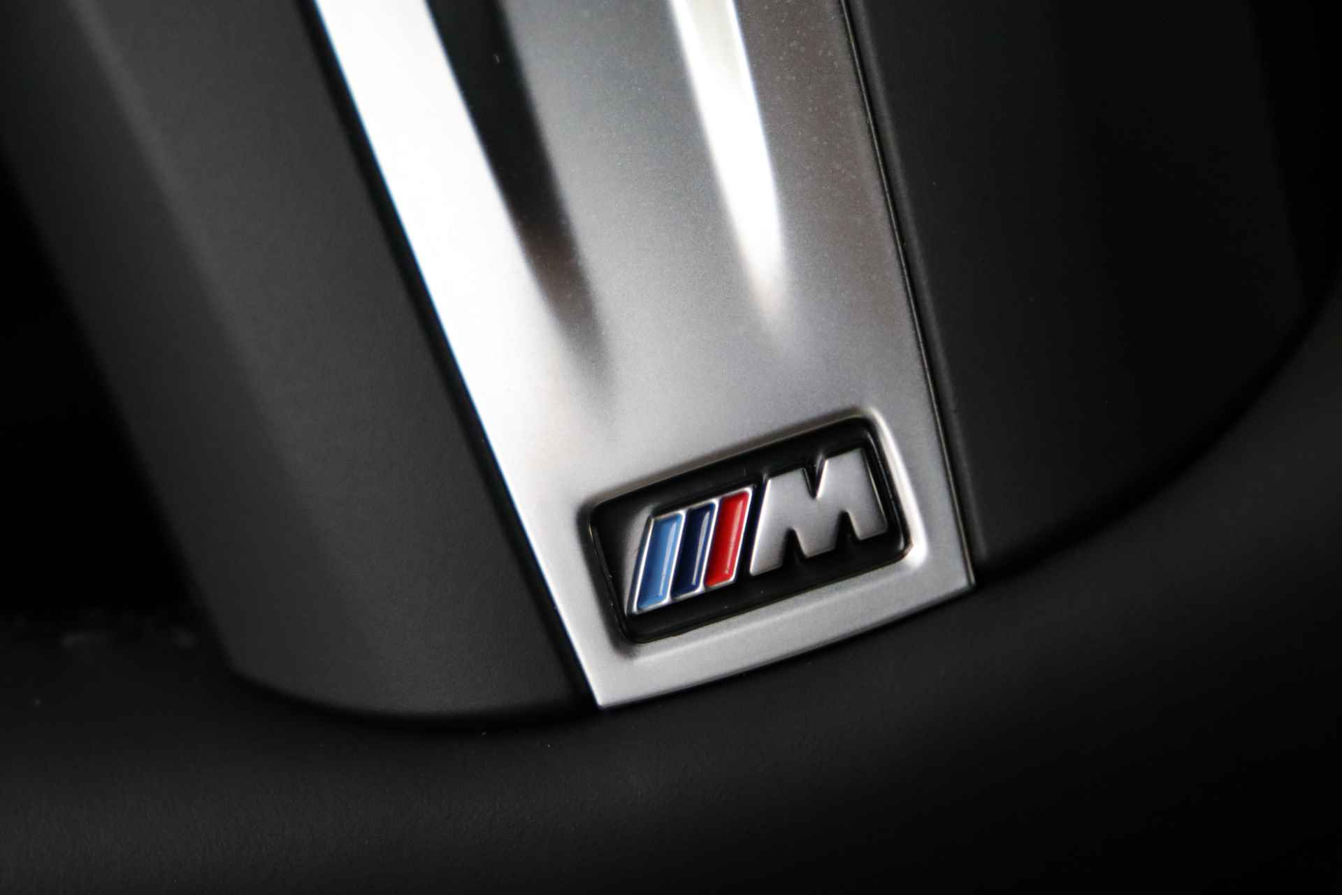 BMW 3 Serie Touring 330e xDrive High Executive M Sport Automaat / Panoramadak / Trekhaak / Sportstoelen / Adaptieve LED / Driving Assistant Professional / Parking Assistant - 37/60