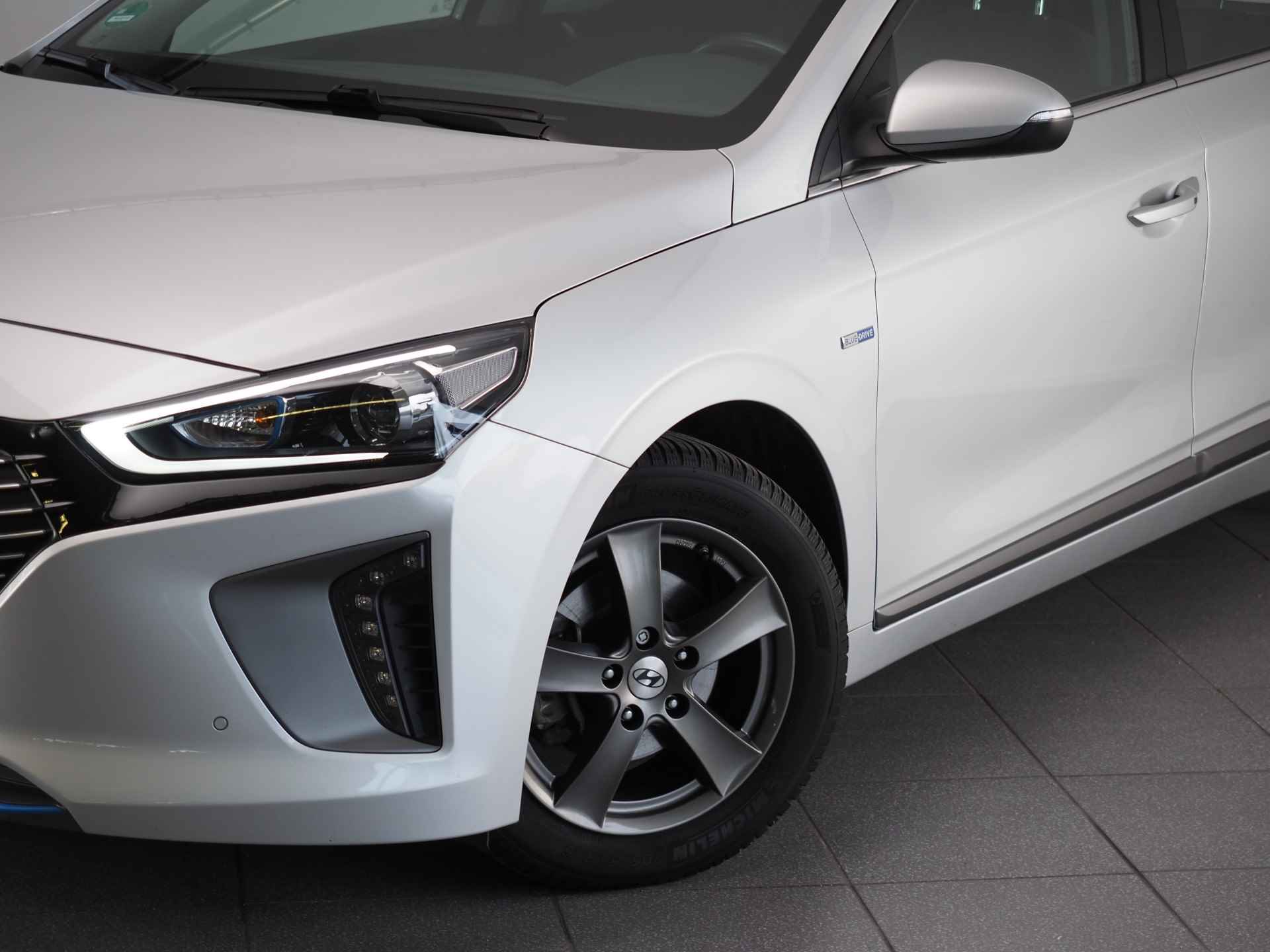 Hyundai IONIQ 1.6 GDi Comfort | Achteruitrijcamera | Apple Carplay/Android Auto | Carkit | Trekhaak | Reservewiel | Keyless Entry/Start | DAB | LED | - 16/40