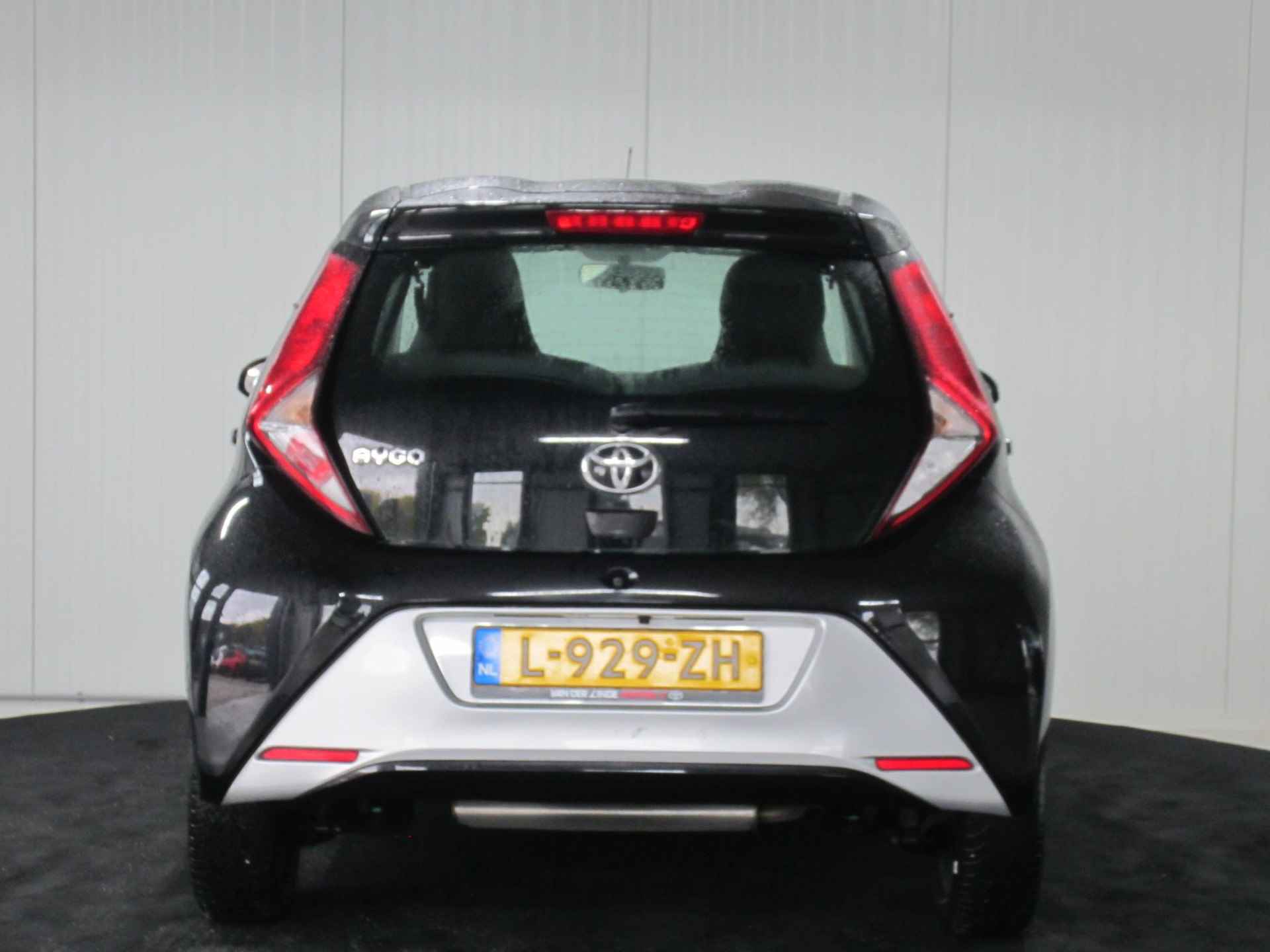 Toyota Aygo 1.0 VVT-i x-play Airco Camera CarPlay - 9/18