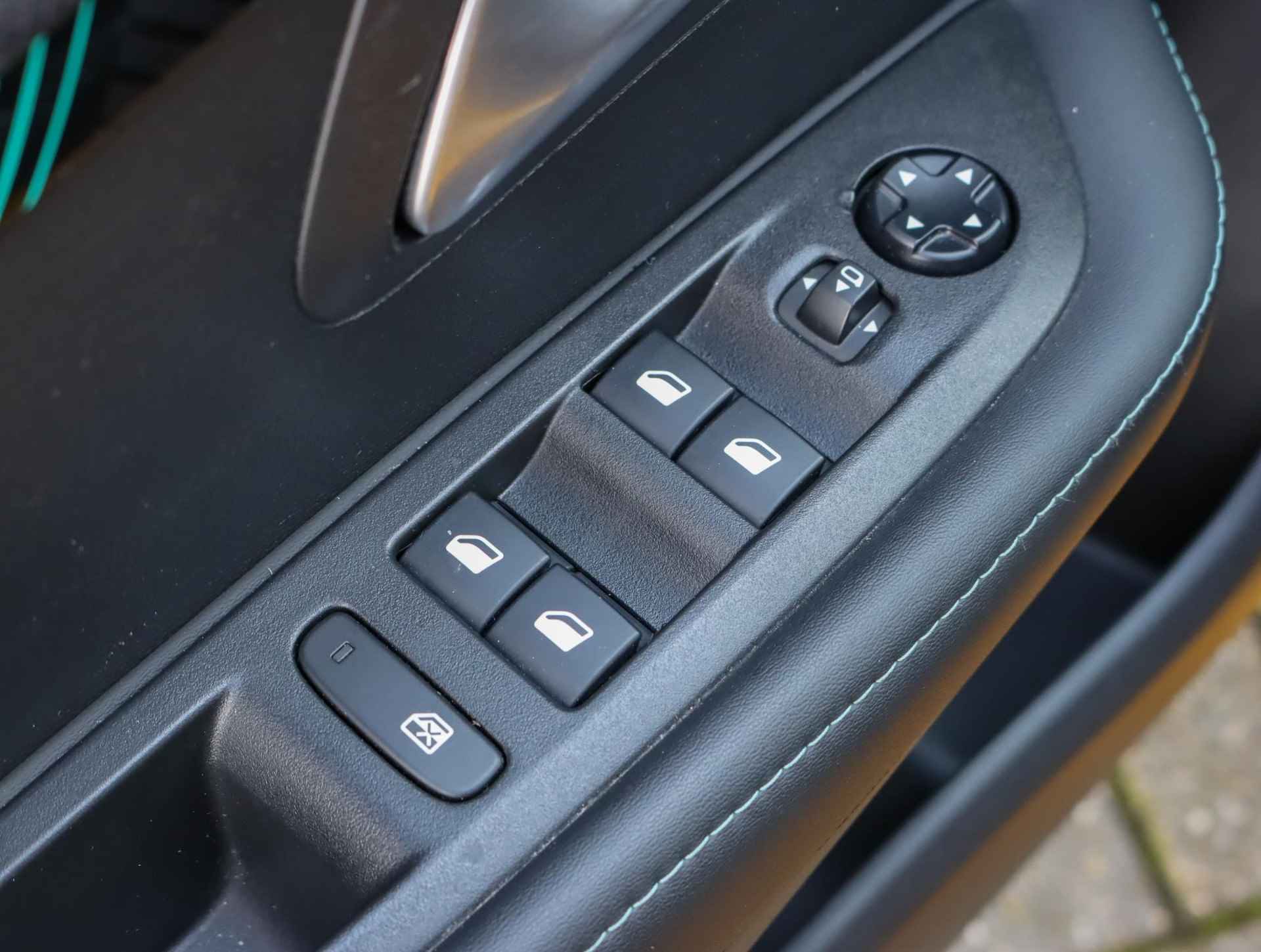 Peugeot 208 1.2 PureTech Allure | Apple carplay/Android auto | parkeersensoren | LED | - 13/44