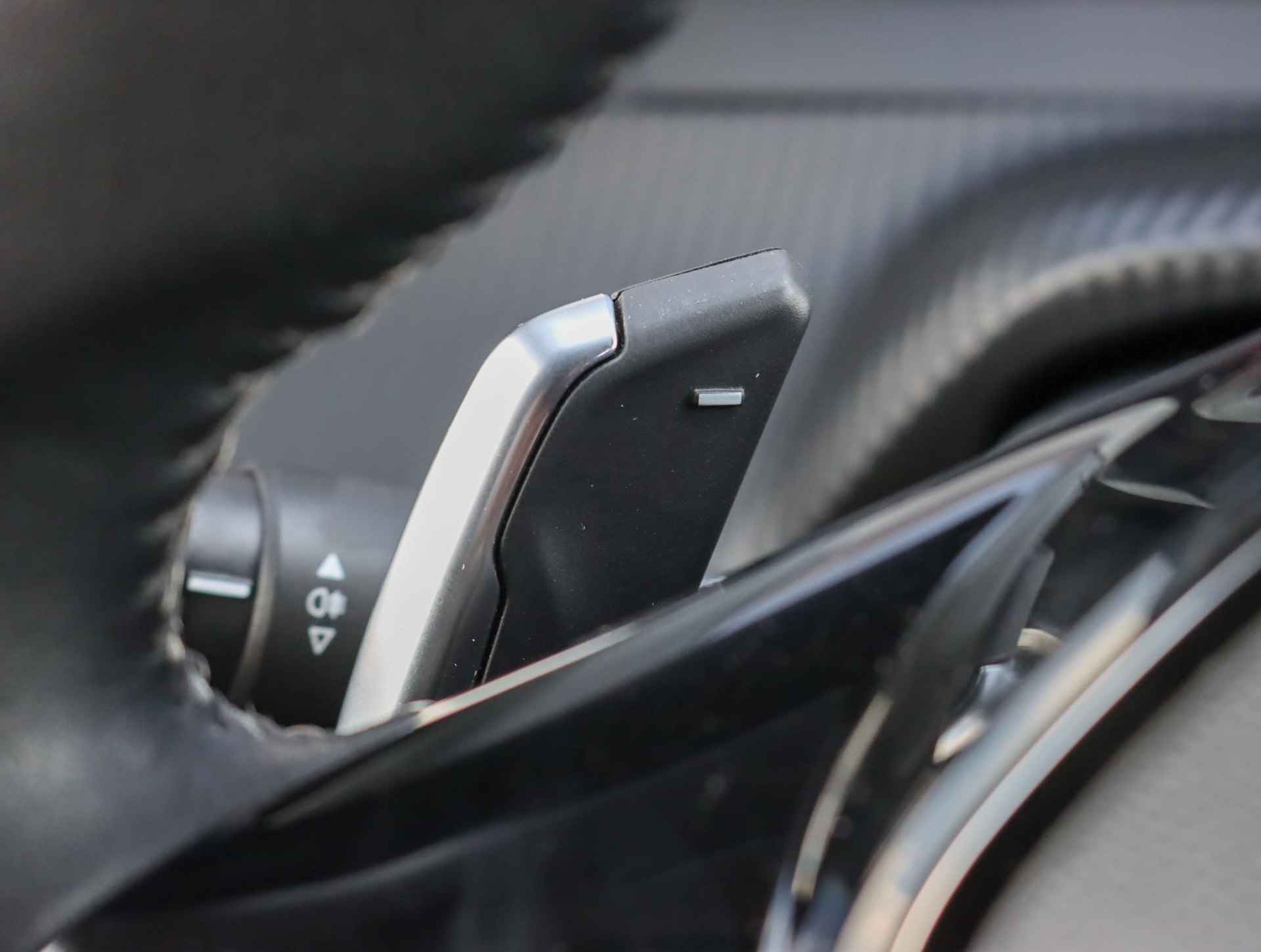 Peugeot 208 1.2 PureTech Allure | Apple carplay/Android auto | parkeersensoren | LED | - 18/44