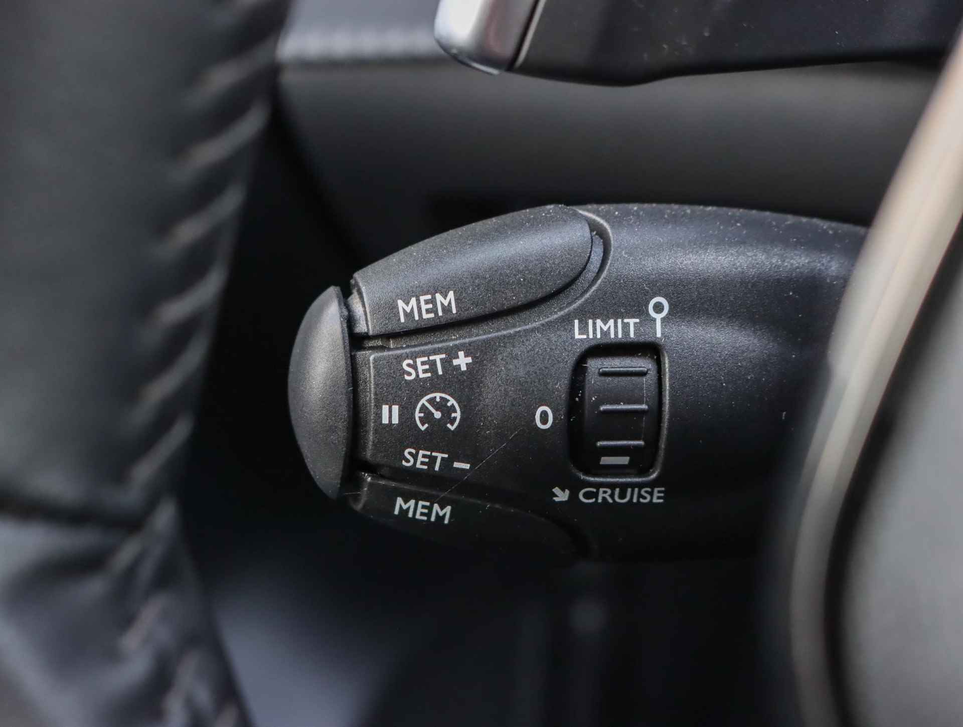 Peugeot 208 1.2 PureTech Allure | Apple carplay/Android auto | parkeersensoren | LED | - 20/44