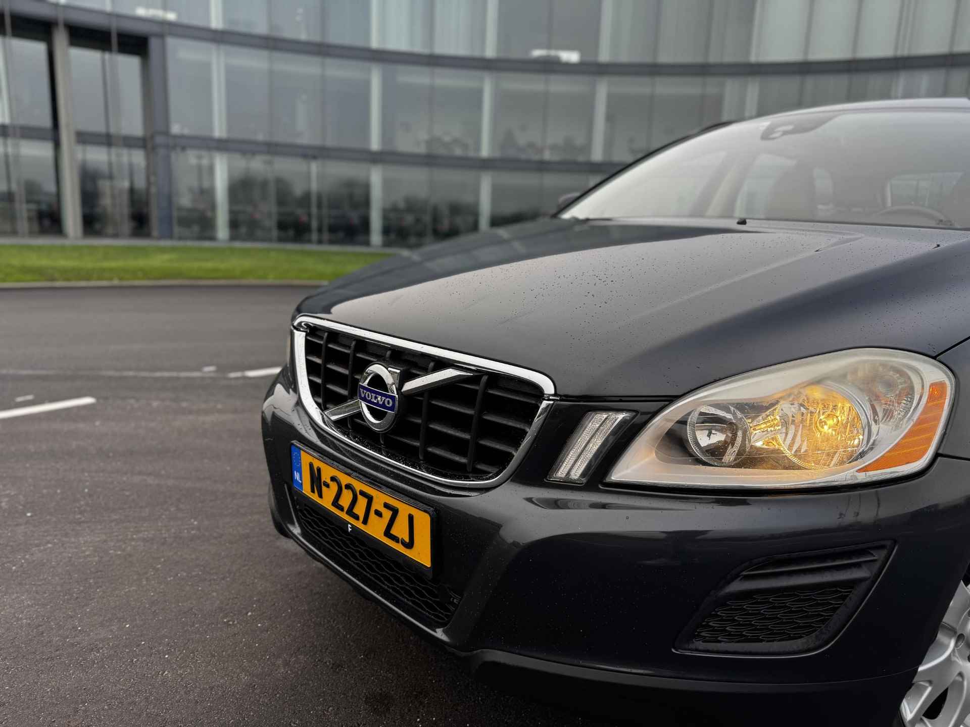 Volvo XC60 2.4 D5 AWD Kinetic Scherpe meeneemprijs incl. nieuwe APK - 10/17