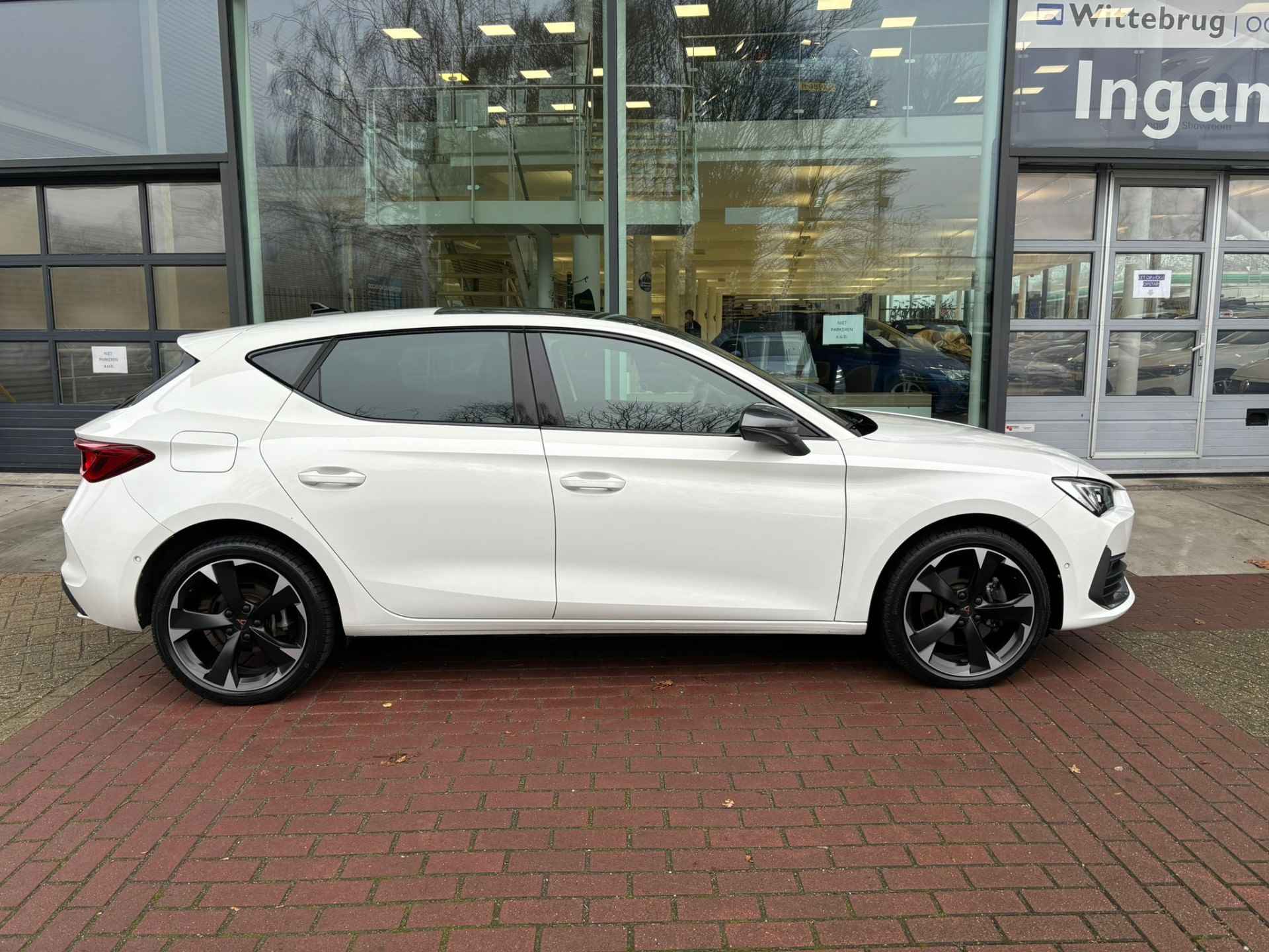 CUPRA Leon 1.4 e-Hybrid 204pk DSG Performance / Panoramadak / LED / Kuipstoelen / Camera / Stuur & Stoelverwarming / 18" LMV - 17/27