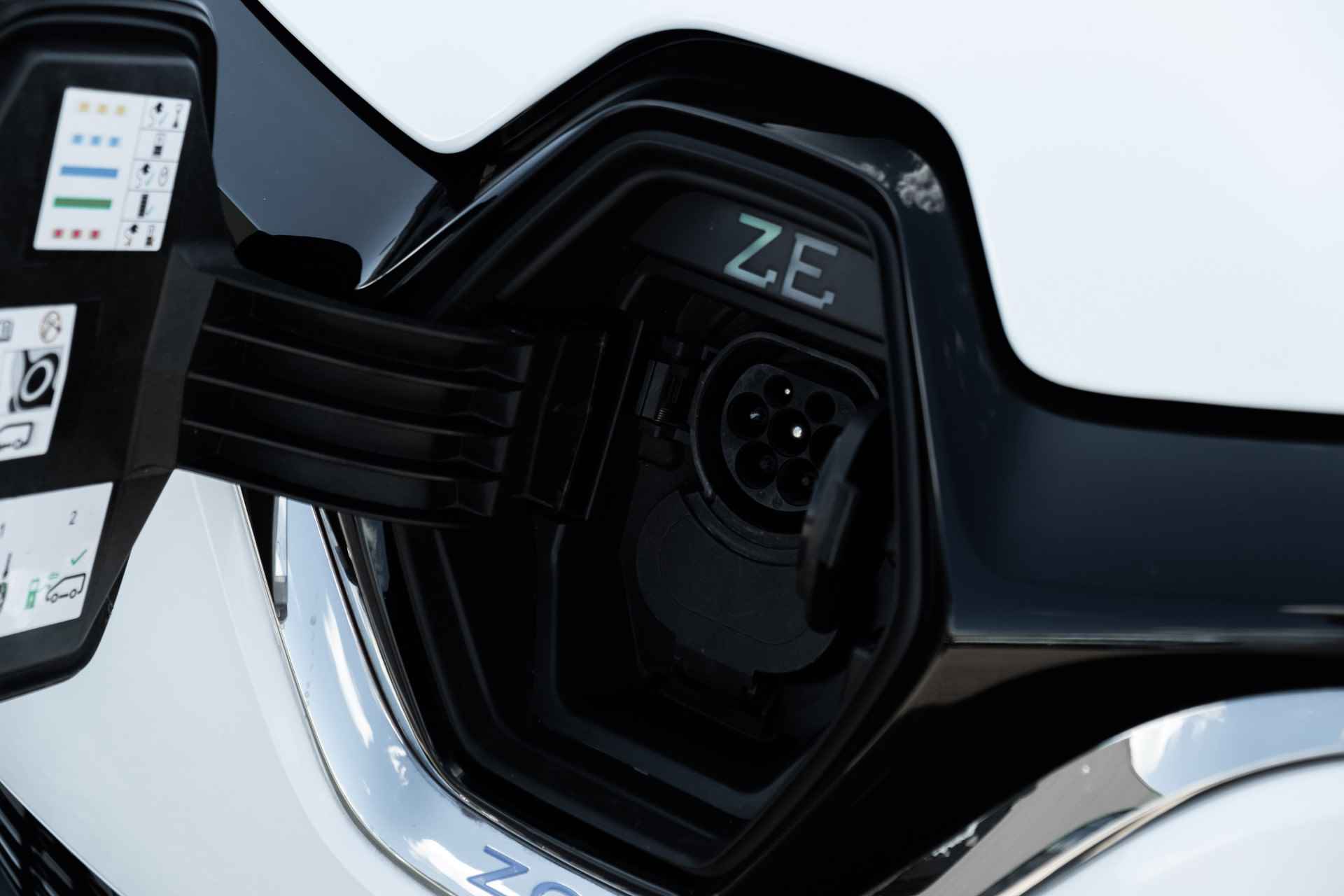 Renault ZOE R 135 PK Zen 52 kWh (ex Accu) | 91,33% SOH batterij | ECC | navigatie | Parkeersensoren achter | afkoop accuhuur € 4.497,- meerprijs | incl. Bovag rijklaarpakket met 12 maanden garantie | - 25/54