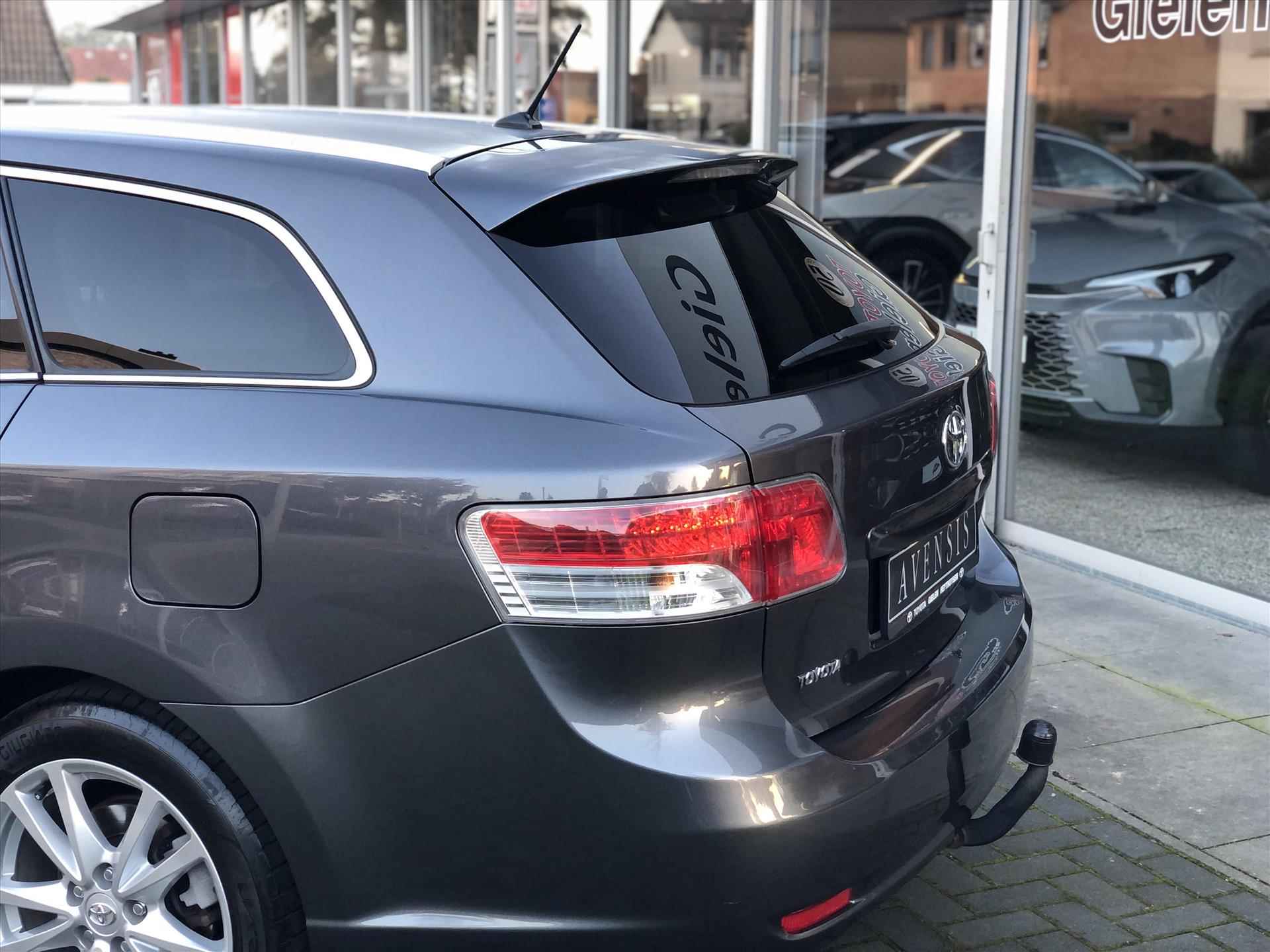 Toyota Avensis Wagon 1.8 VVT-I Business | Trekhaak, Navigatie, Cruise control, Parkeercamera, Climate control, 17 inch, 1500KG Trekgewicht - 4/32