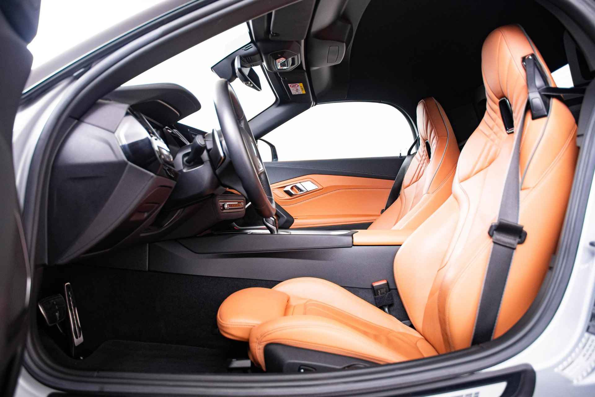 BMW Z4 Roadster sDrive20i High Executive M Sport - Elektrische verwarmde voorstoelen - Alarmsysteem klasse 3 - Hifi System - Active Cruise Control - 19 inch lichtmetalen velgen - Dashboard in Sensatec - - 15/64