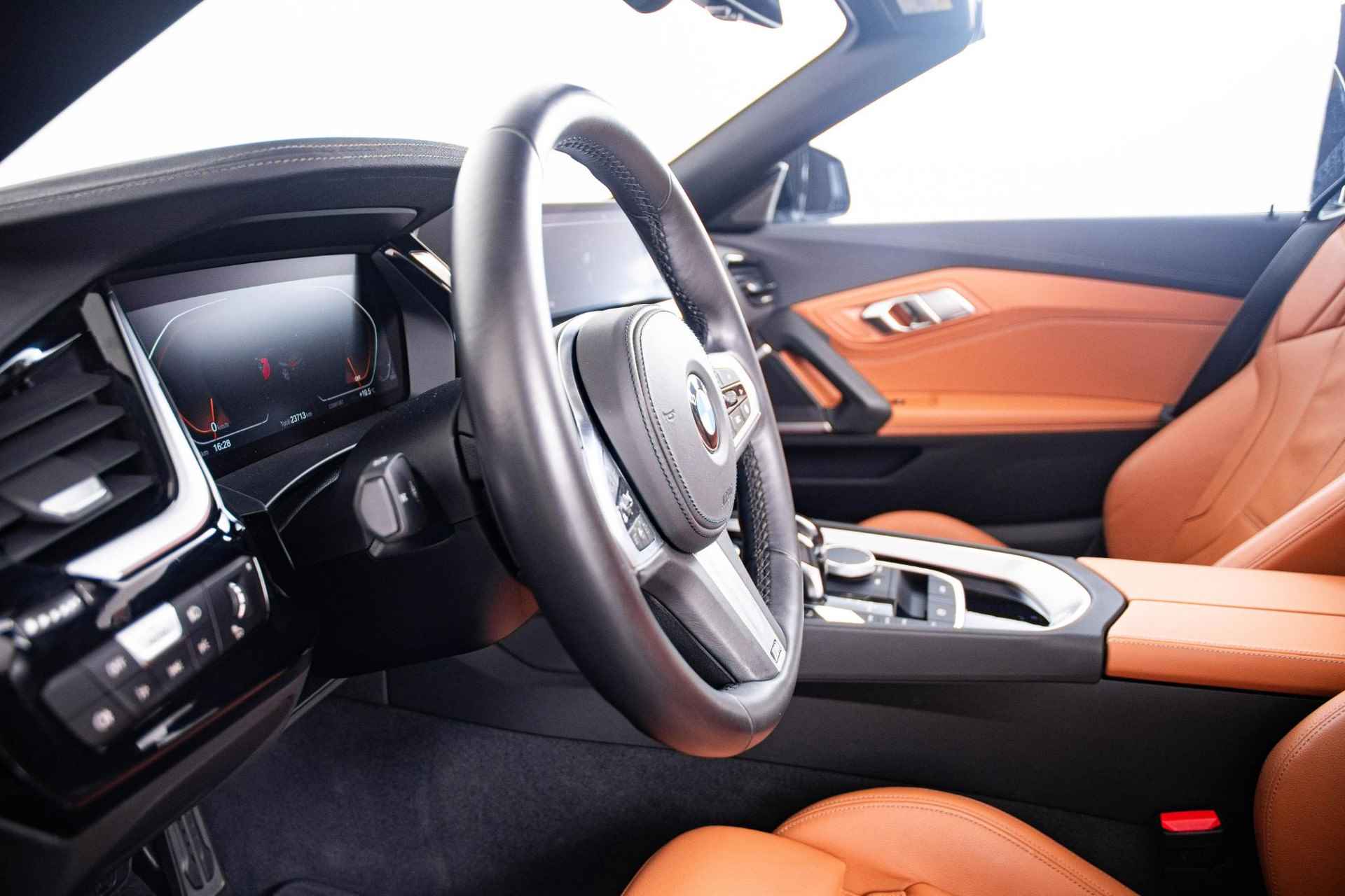 BMW Z4 Roadster sDrive20i High Executive M Sport - Elektrische verwarmde voorstoelen - Alarmsysteem klasse 3 - Hifi System - Active Cruise Control - 19 inch lichtmetalen velgen - Dashboard in Sensatec - - 41/64