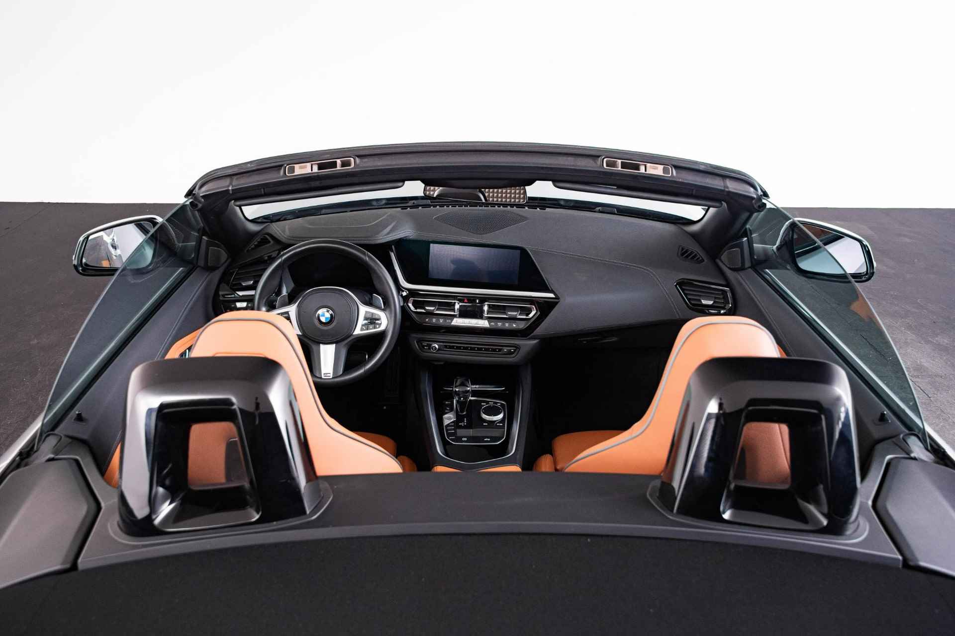 BMW Z4 Roadster sDrive20i High Executive M Sport - Elektrische verwarmde voorstoelen - Alarmsysteem klasse 3 - Hifi System - Active Cruise Control - 19 inch lichtmetalen velgen - Dashboard in Sensatec - - 57/64