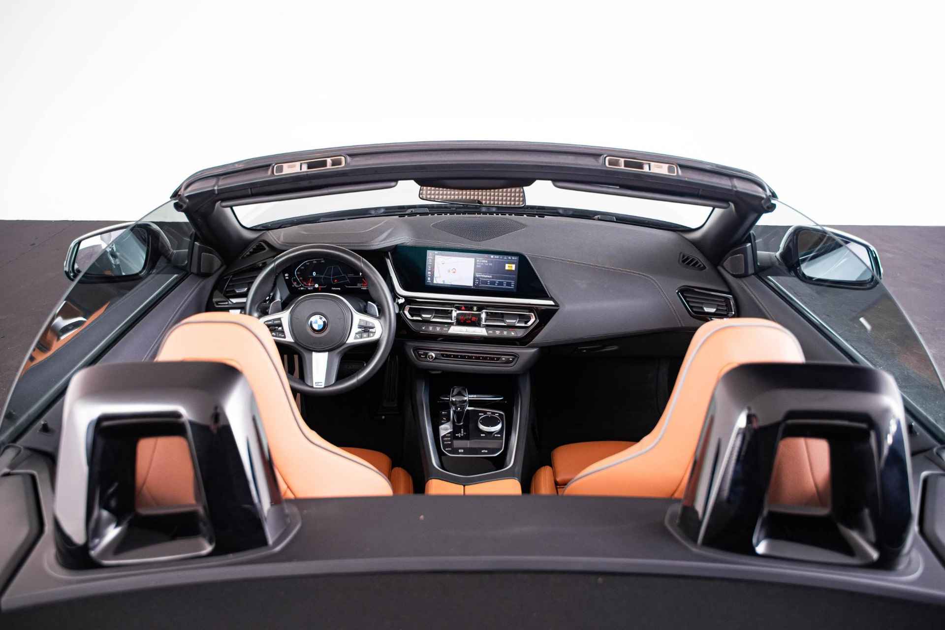 BMW Z4 Roadster sDrive20i High Executive M Sport - Elektrische verwarmde voorstoelen - Alarmsysteem klasse 3 - Hifi System - Active Cruise Control - 19 inch lichtmetalen velgen - Dashboard in Sensatec - - 63/64