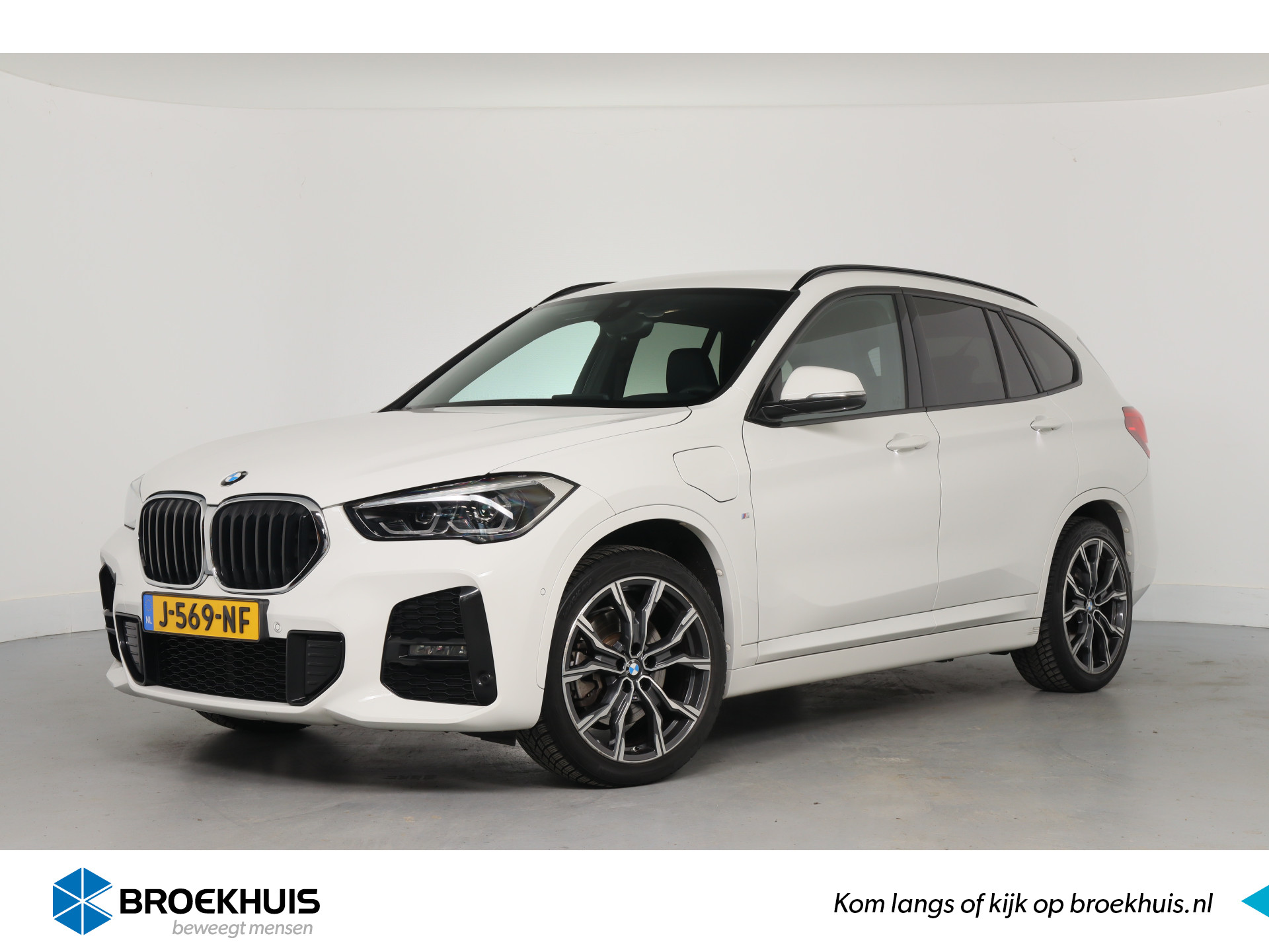 BMW X1 xDrive25e eDrive High Executive M Sport | Trekhaak Afneembaar | 19 inch | Leder | Elektr Achterklep | Led | Shadow Line | Stoelv