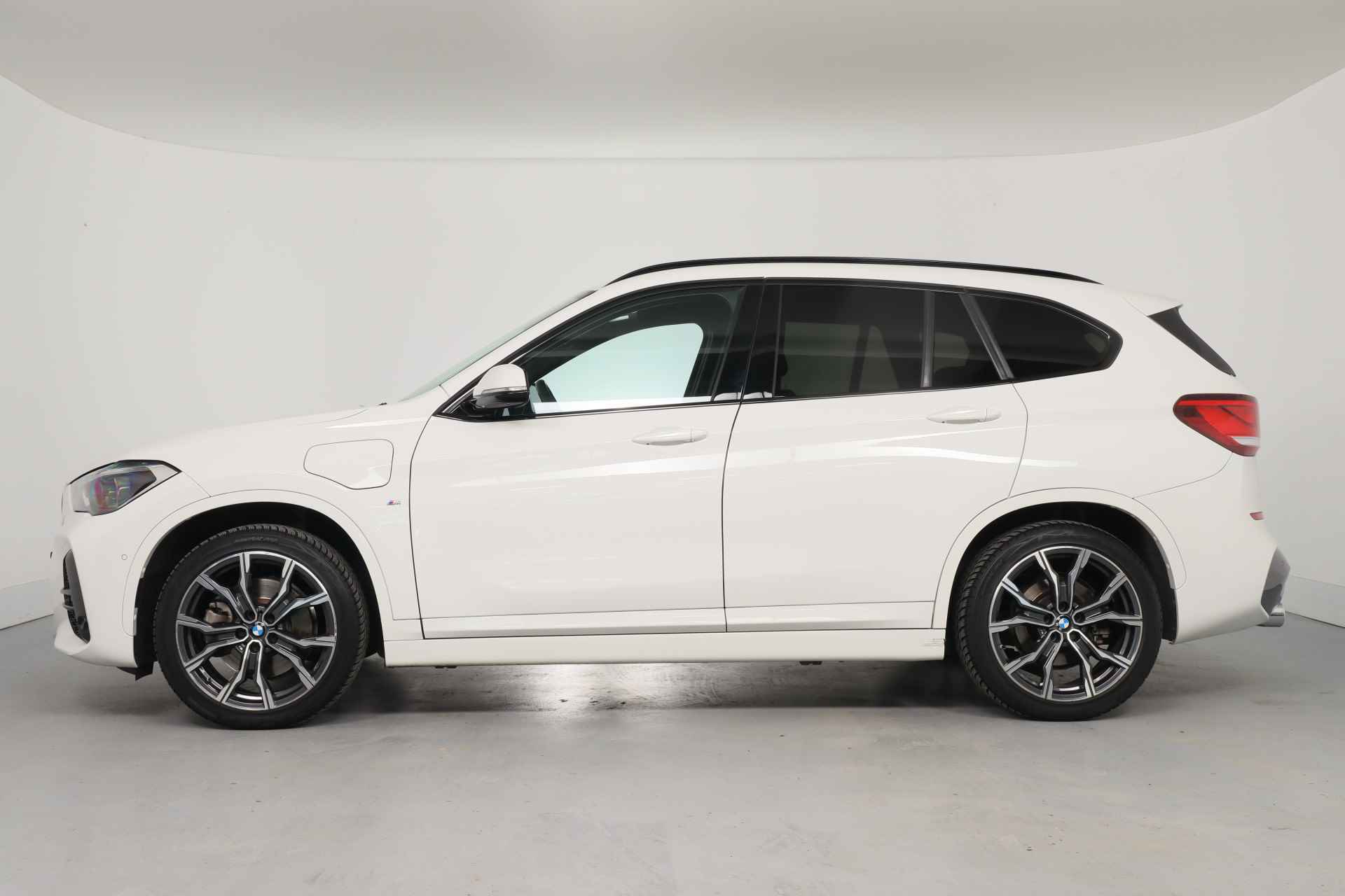 BMW X1 xDrive25e eDrive High Executive M Sport | Trekhaak Afneembaar | 19 inch | Leder | Elektr Achterklep | Led | Shadow Line | Stoelv - 26/40