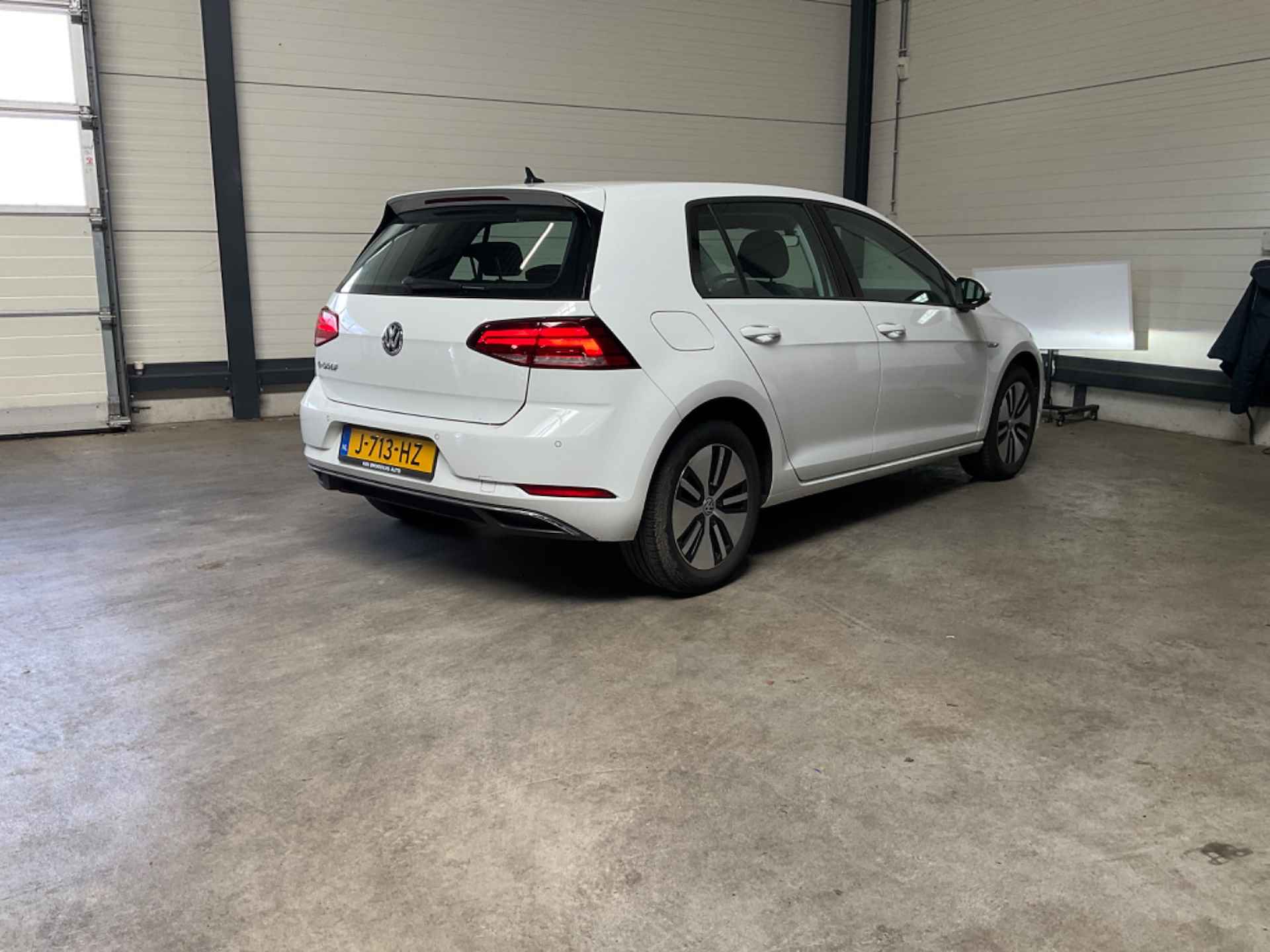 Volkswagen e-Golf 136 pk E-DITION | Navigatie | Cruise control adaptief | Parkeersensoren | - 3/6