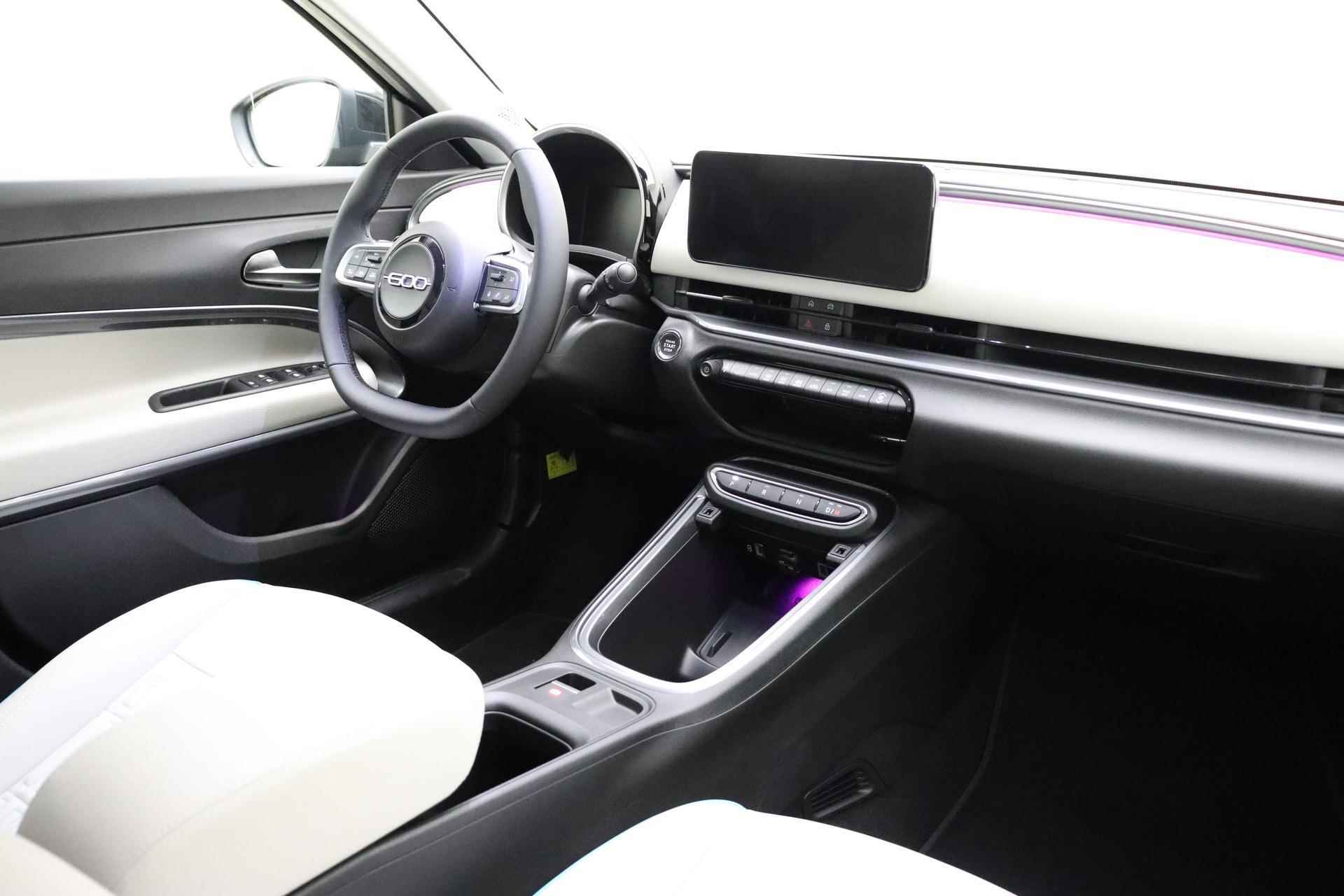 Fiat 600 1.2 Hybrid 100 La Prima | Navigatie | Apple carplay/Android auto | Sfeerverlichting | Lederen bekleding | Stoelverwarming | Massage stoel | Elektrische achterklep - 4/45