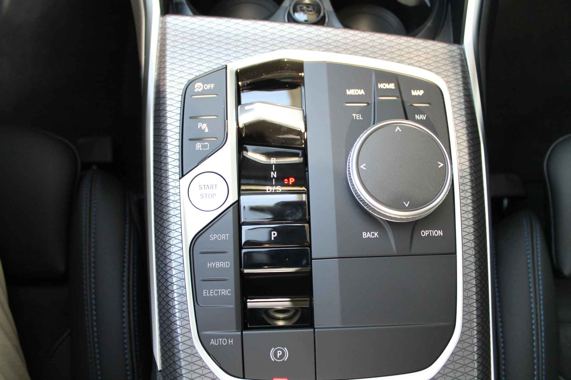 BMW 3 Serie Touring 320e High Executive M Sport Automaat / Panoramadak / Trekhaak / Sportstoelen / Stoelverwarming / Cruise Control / Parking Assistant / Harman Kardon / Live Cockpit Plus - 11/19