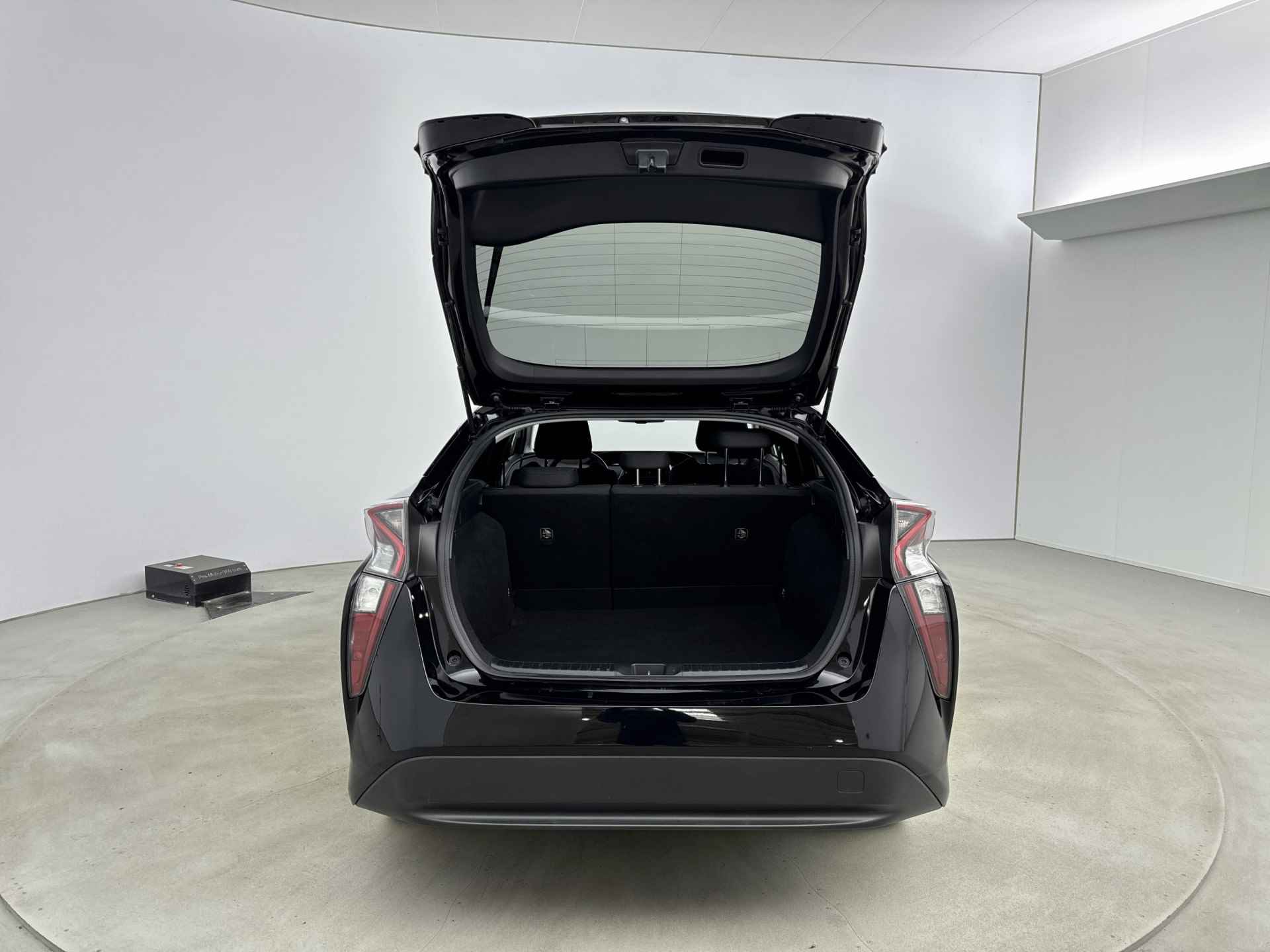 Toyota Prius 1.8 Hybrid Black First Edition | Navigatie | Stoelverwarming | - 35/38