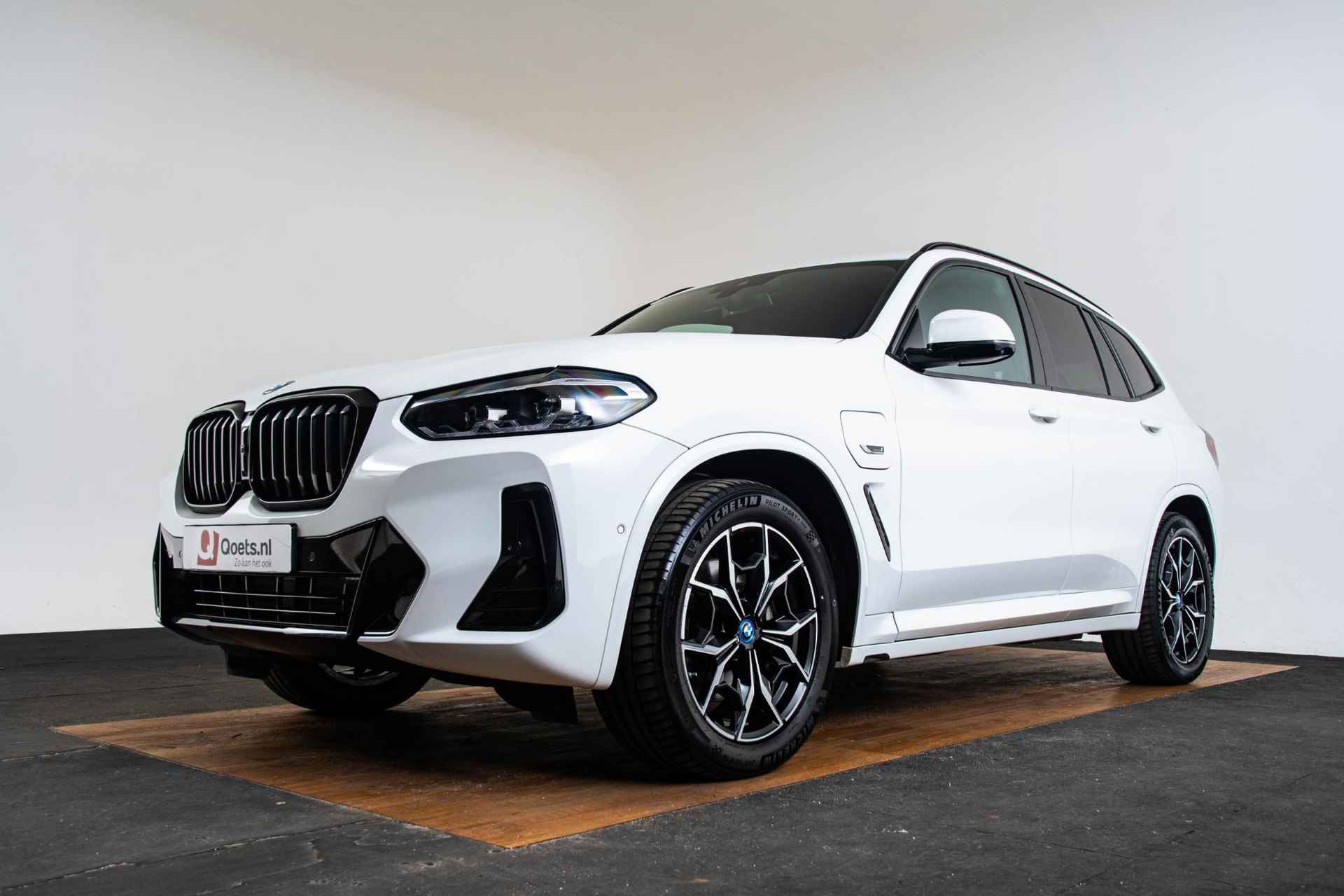 BMW X3 xDrive30e Executive M Sport - Elektrisch verwarmde voorstoelen - Getinte ruiten - Parking Assistant Plus - HiFi System - Live Cockpit Professional - Hoogglans Shadow Line exterieurdelen - Opbergpakket - - 63/64