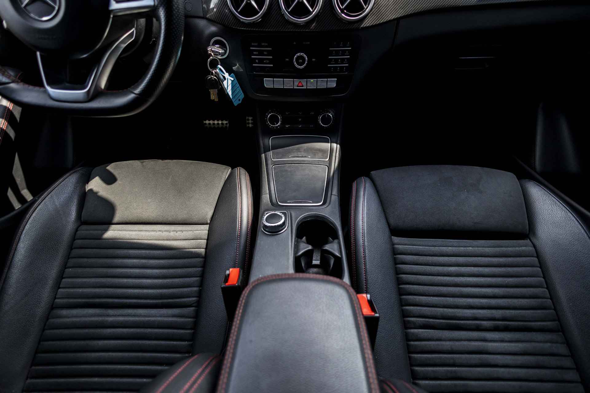 Mercedes-Benz B-Klasse 180 AMG Night Edition Plus | Automaat | NL Auto | Trekhaak | Carplay | LED | CAM - 38/46
