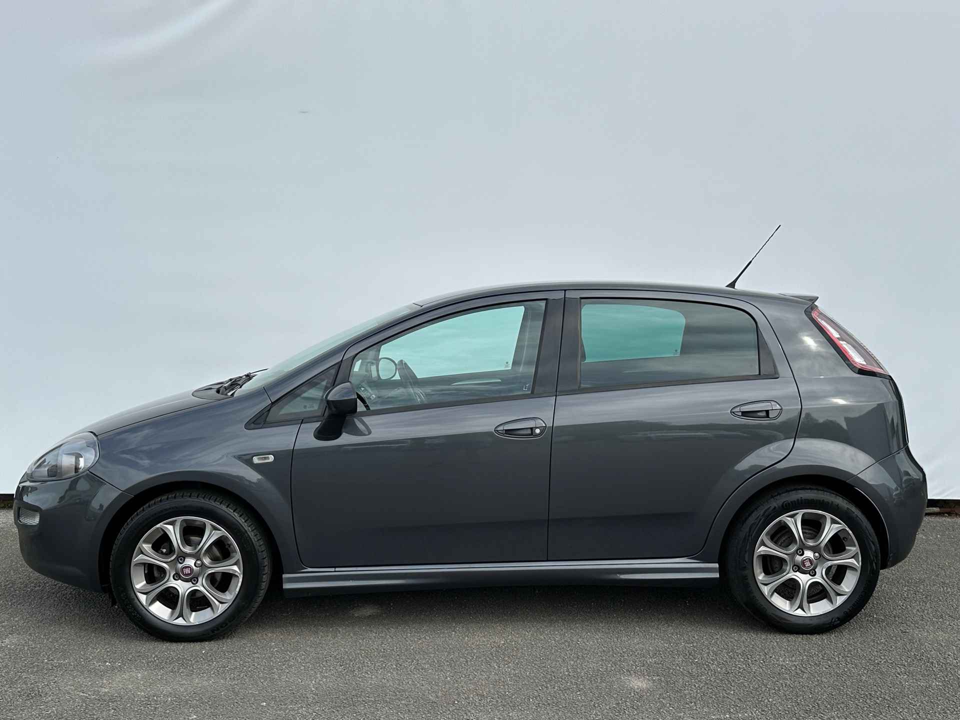 Fiat Punto Evo 1.3 M-Jet Lounge Sportvelgen | 5 Deurs | Navigatie | Clima | Cruise | Parkeersensoren | Trekhaak !! - 2/27