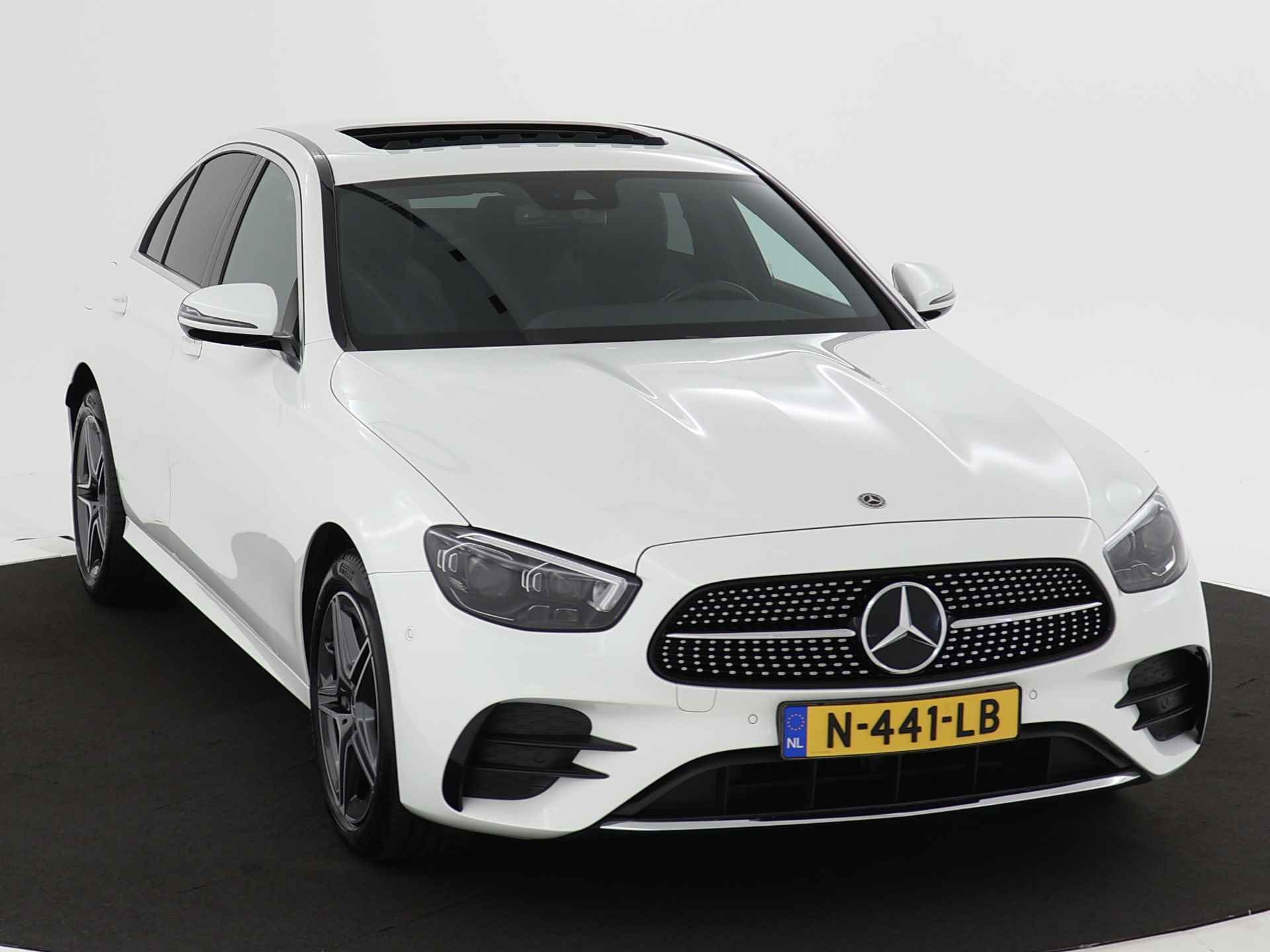 Mercedes-Benz E-Klasse 300 e AMG Line | Schuifdak | Sfeerverlichting | Apple CarPlay | DAB | Multibeam LED | PDC+ Camera achter | Inclusief 24 maanden Mercedes-Benz Certified garantie voor Europa. - 29/46