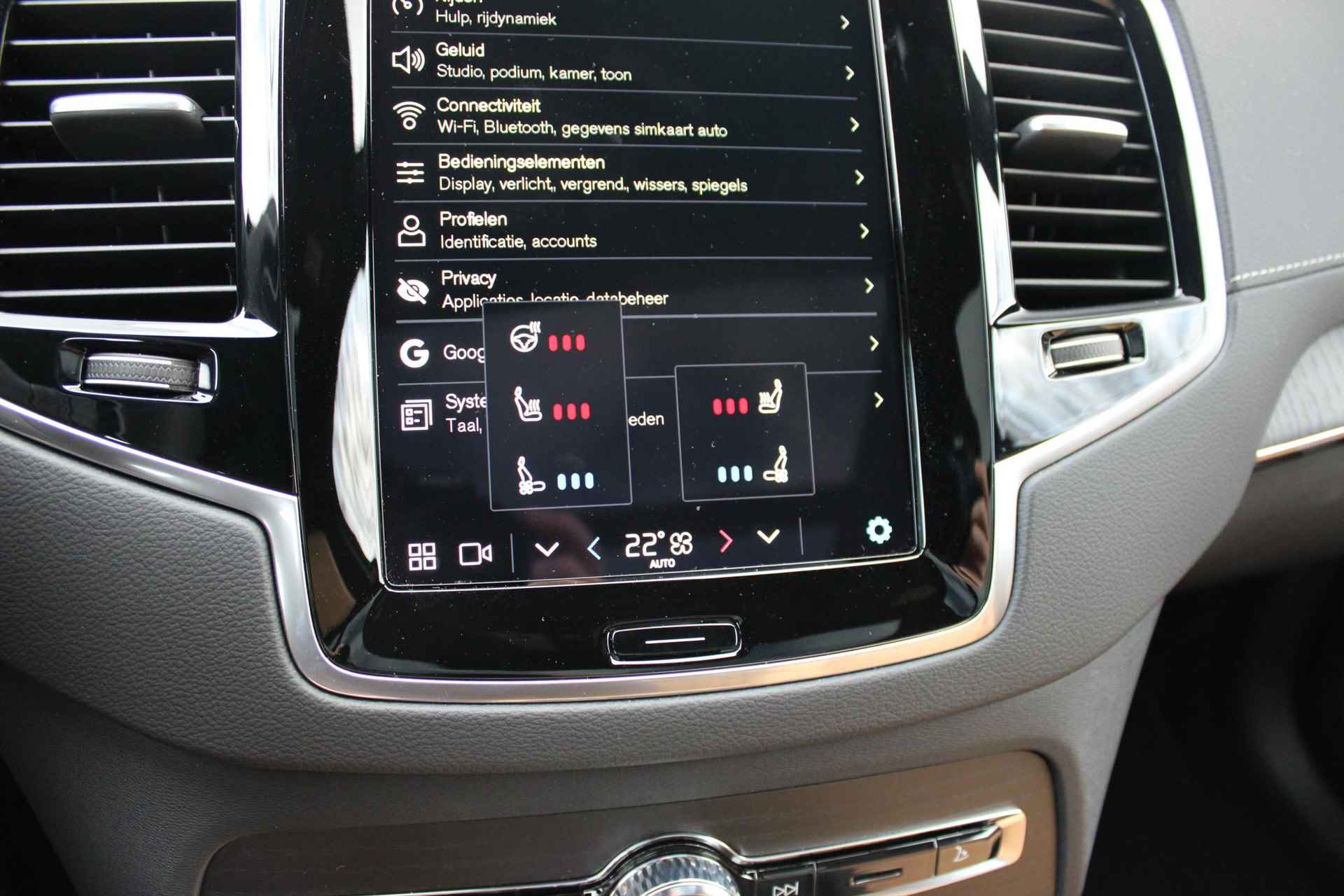 Volvo XC90 AUT8 T8 455PK Recharge AWD Ultra Dark, Bowers & Wilkins Audiosysteem, Elektrisch bedienbaar Panoramadak, Achterstoelen Verwarmd, Getint Glas Achter, Luchtvering, Navigatiesysteem, LED Koplampen, Verwarmbare Voorstoelen, Luxe Lederen Interieur, Adaptieve Cruise Control, Adaptieve Koplampen Met Reiniging, Dodehoek Detectie, Achteruitrij Assistent, Apple Carplay/Android Auto, DAB Ontvanger, Voorstoelen Met Massagefunctie, 22'' Lichtmetalen velgen - 20/35