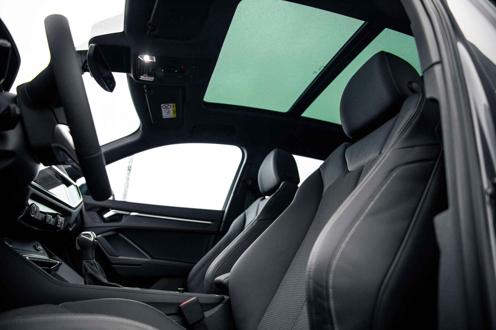 Audi Q3 45 TFSI e S edition | Panoramadak | Keyless | 19" | Grootlichtassistent - 11/19