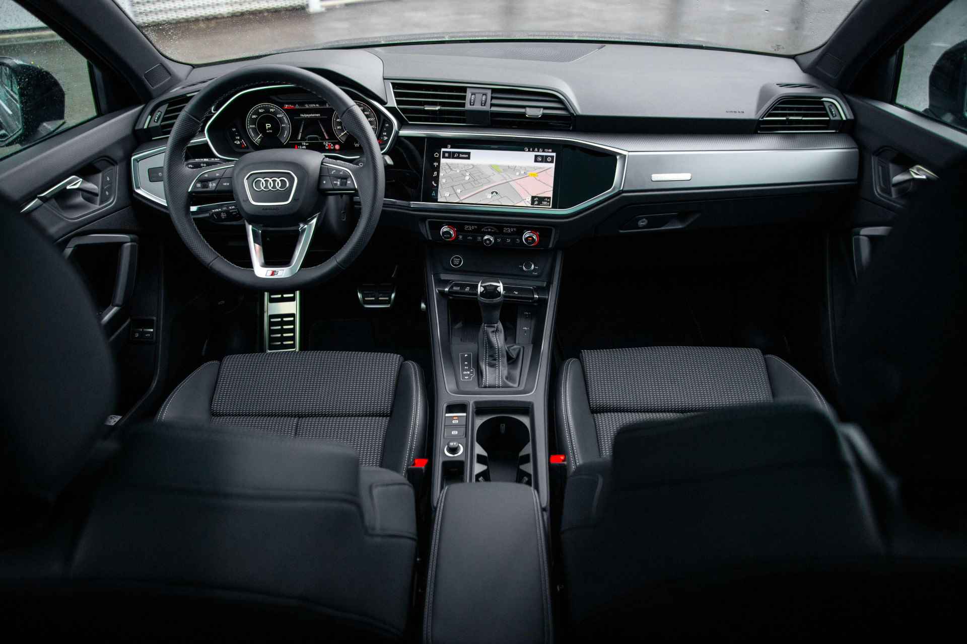 Audi Q3 45 TFSI e S edition | Panoramadak | Keyless | 19" | Grootlichtassistent - 19/19