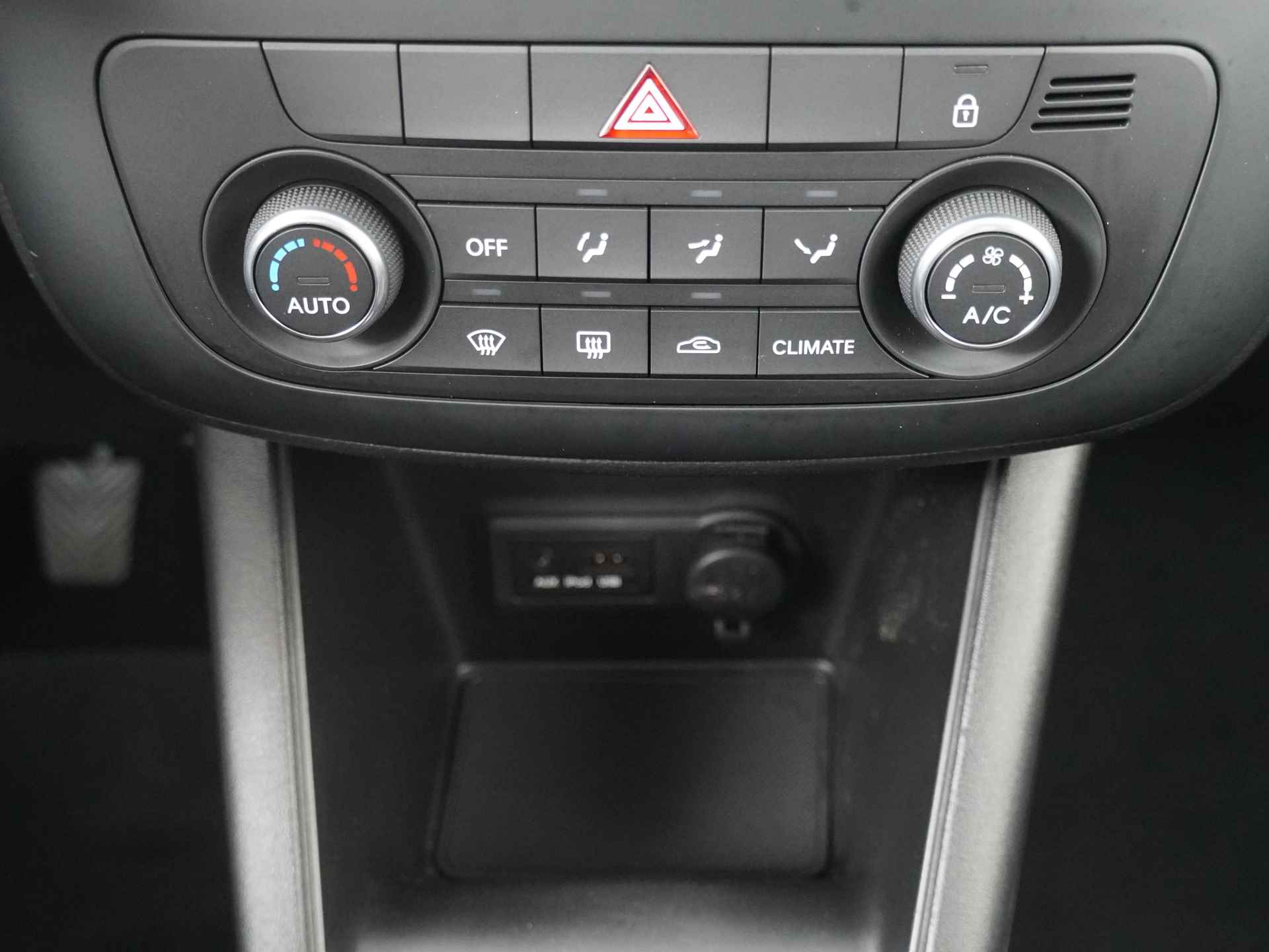 Kia Venga 1.4 CVVT First Edition - Bluetooth - Trekhaak - Navigatie - Cruise control - Achteruitrij camera - Airco - Hoge instap - 12 Maanden Bovag garantie - 31/44